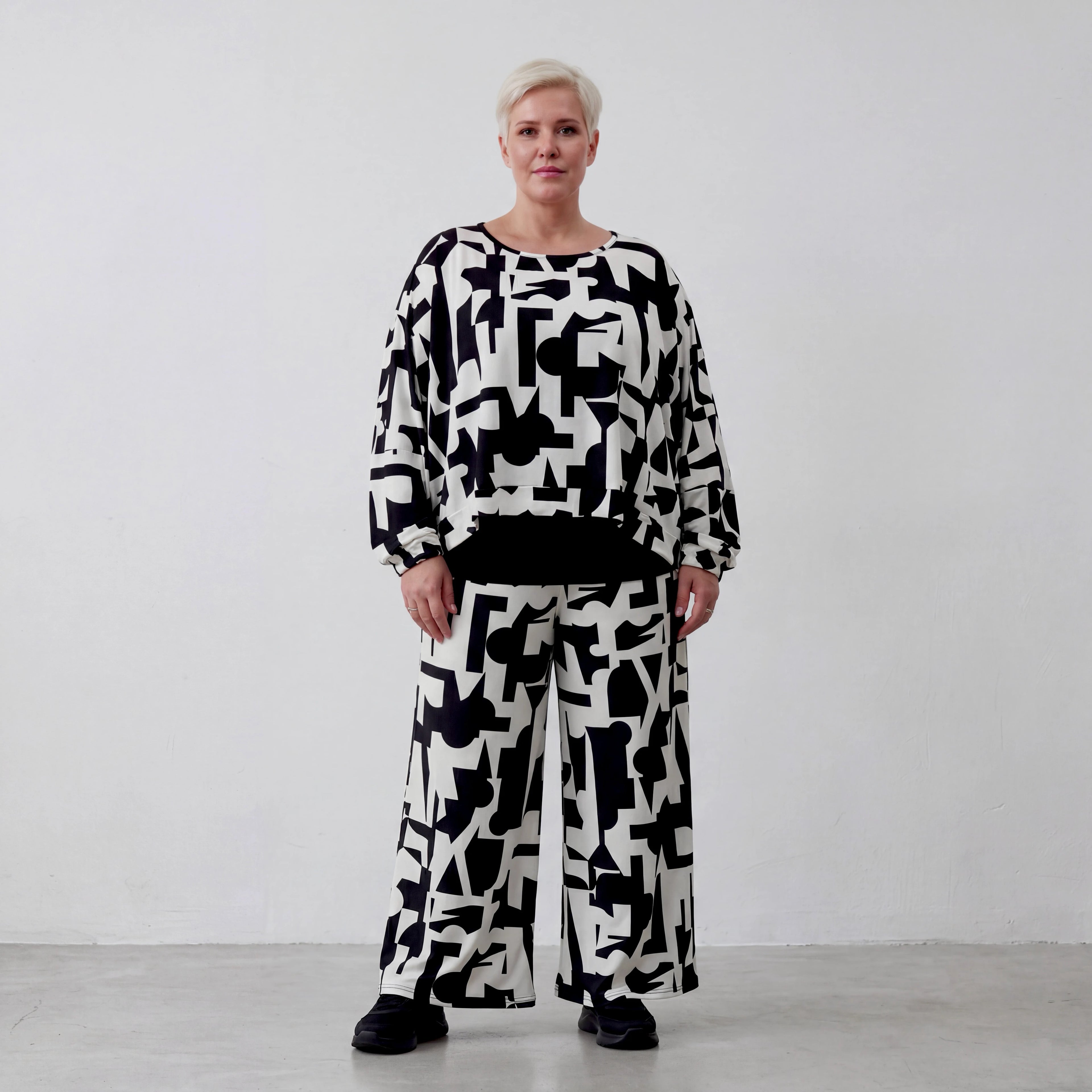 Moderner Oversize Lagenlook Überwurf mit abstraktem Muster, fließend stretchig und leger, Schwarz/Weiß