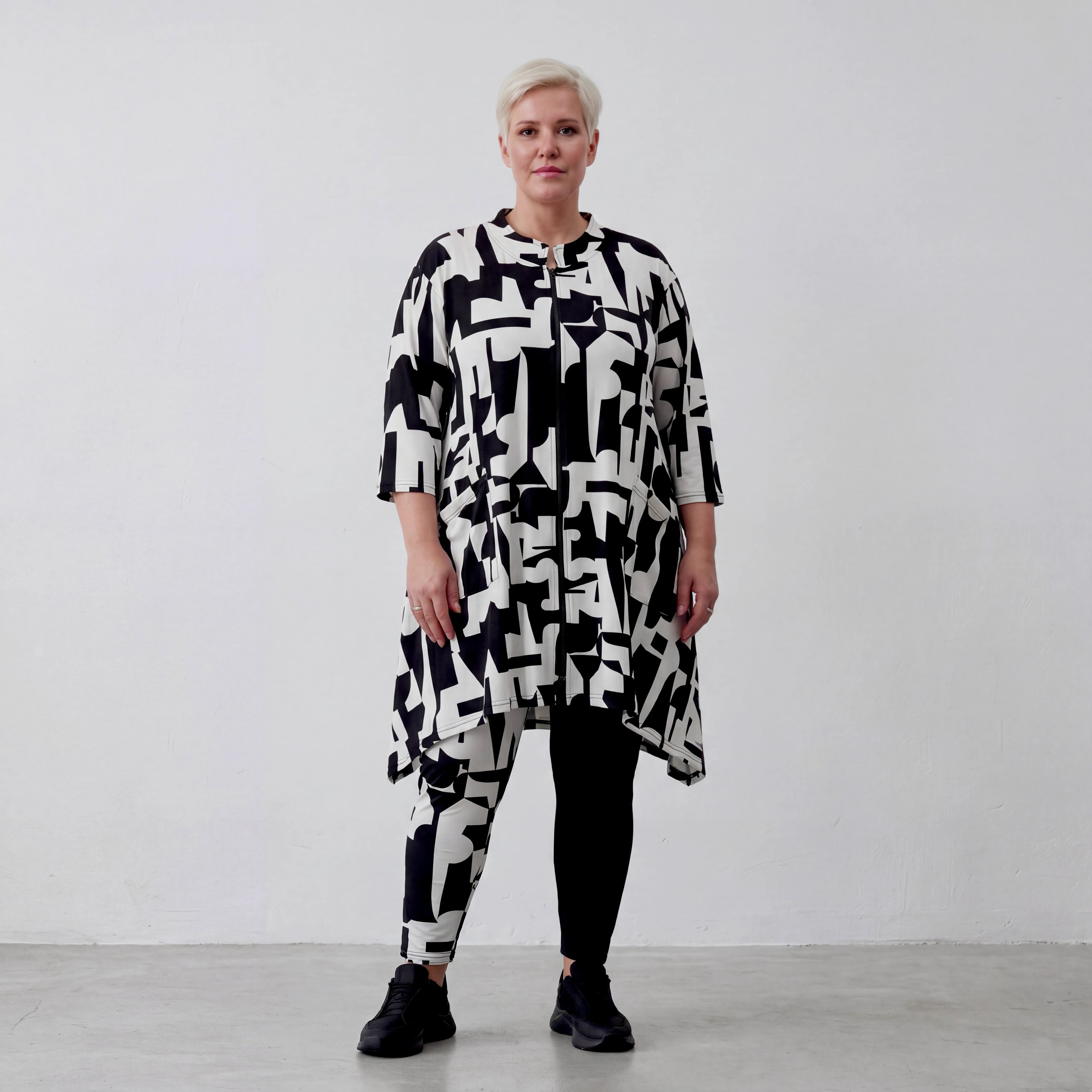 Ausgefallene A-Form Jacke im legeren Lagenlook aus stretchigem, weich fließendem Slinky, Schwarz/Weiß