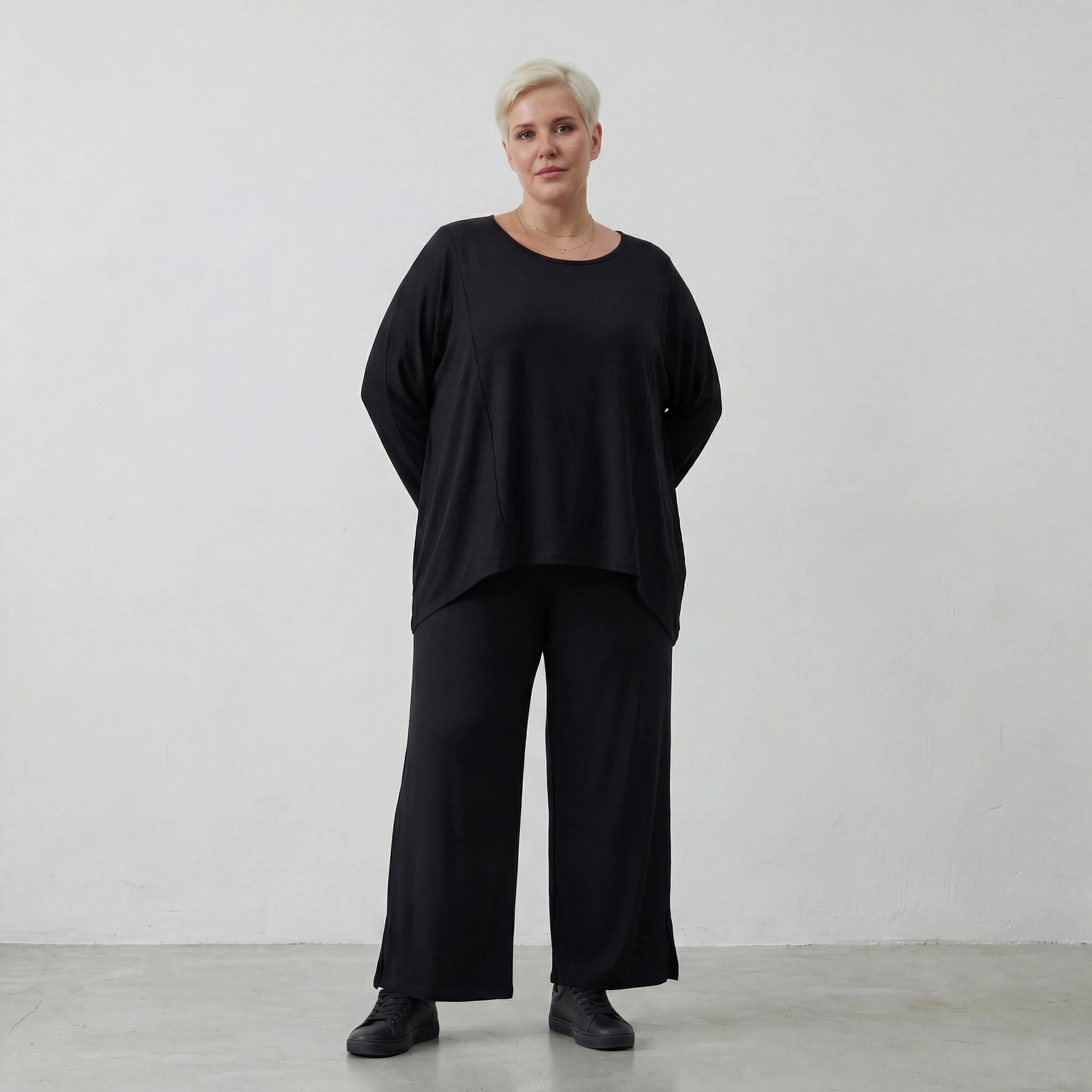 Kastiges Oversize Shirt aus fein elastischem Jersey im legeren Lagenlook mit Overlock Musterung, Schwarz