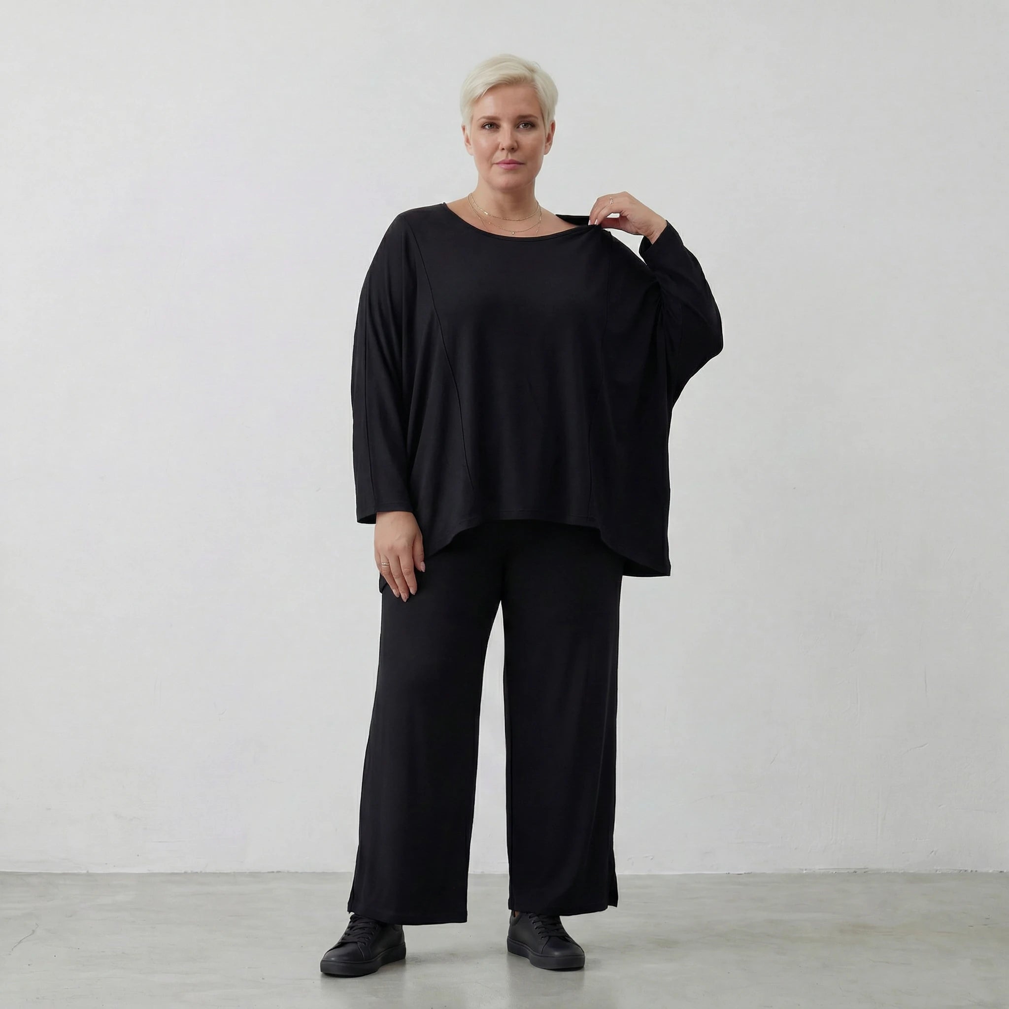 Kastiges Oversize Shirt aus fein elastischem Jersey im legeren Lagenlook mit Overlock Musterung, Schwarz