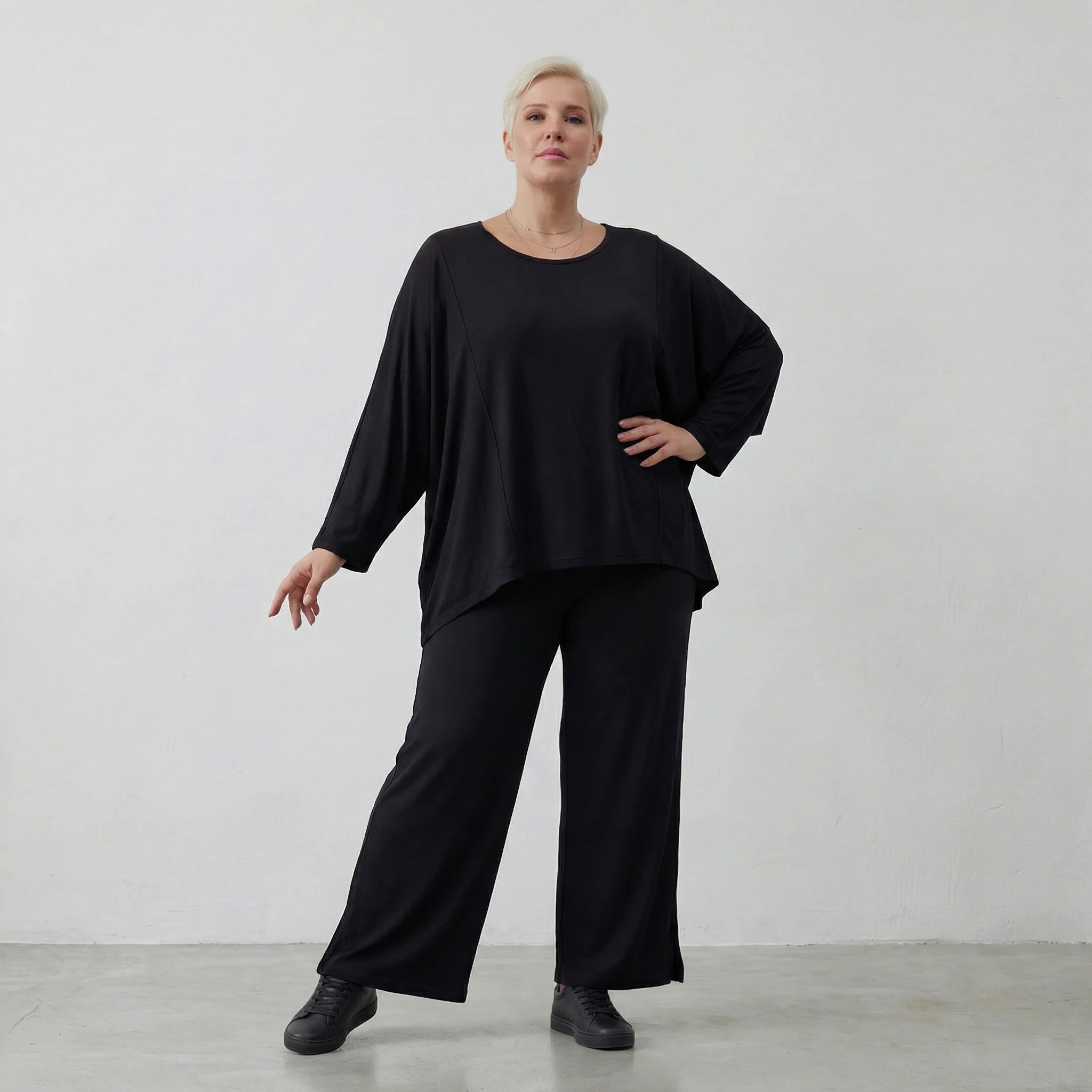 Kastiges Oversize Shirt aus fein elastischem Jersey im legeren Lagenlook mit Overlock Musterung, Schwarz