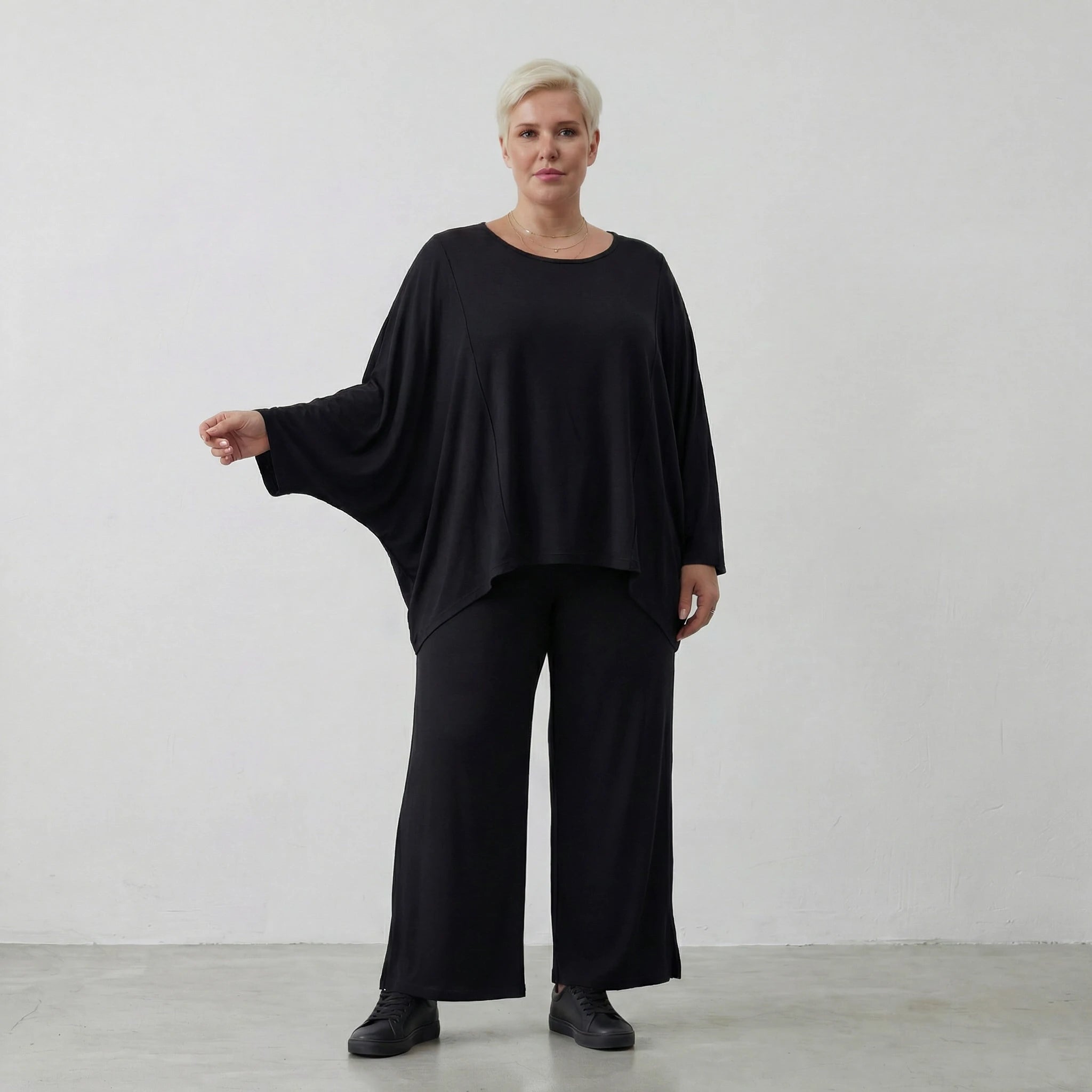 Kastiges Oversize Shirt aus fein elastischem Jersey im legeren Lagenlook mit Overlock Musterung, Schwarz
