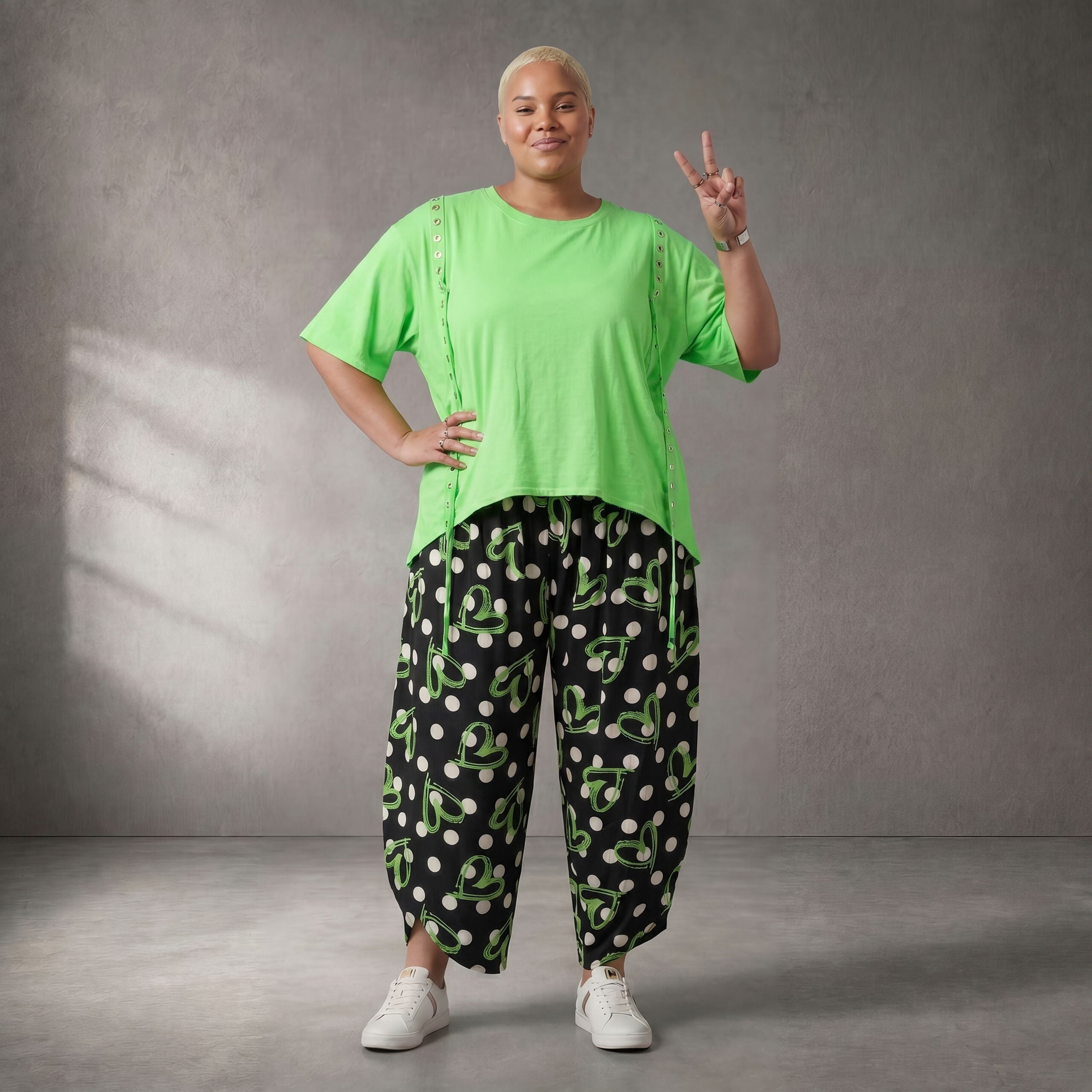 Kastig geschnittenes Kurzarmshirt in Neongrün mit Ösenband und angenehm weichem Jersey