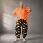Kastiges Kurzarmshirt in leuchtendem Neonorange mit Rundhalsausschnitt und Ösenbanddetail