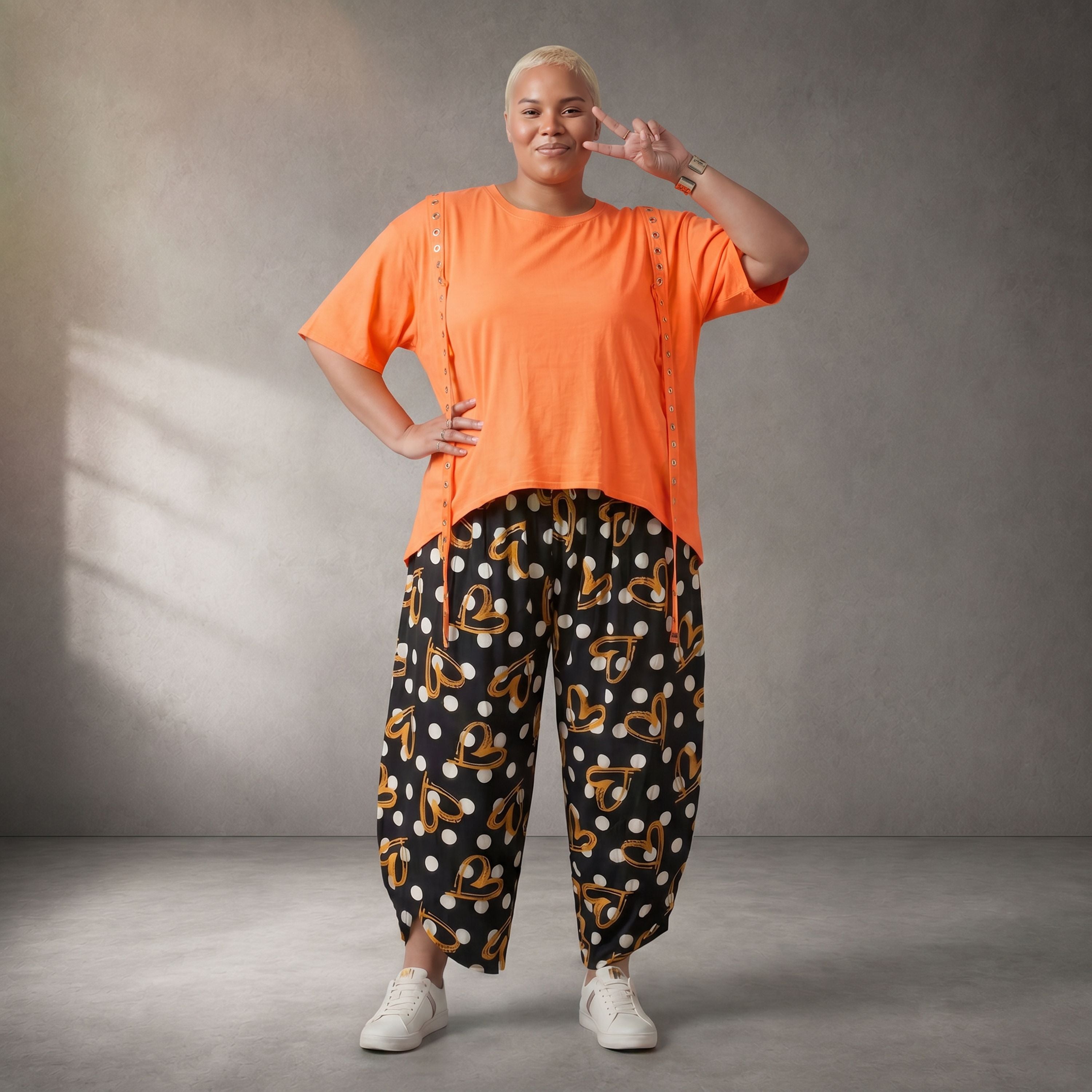 Kastiges Kurzarmshirt in leuchtendem Neonorange mit Rundhalsausschnitt und Ösenbanddetail