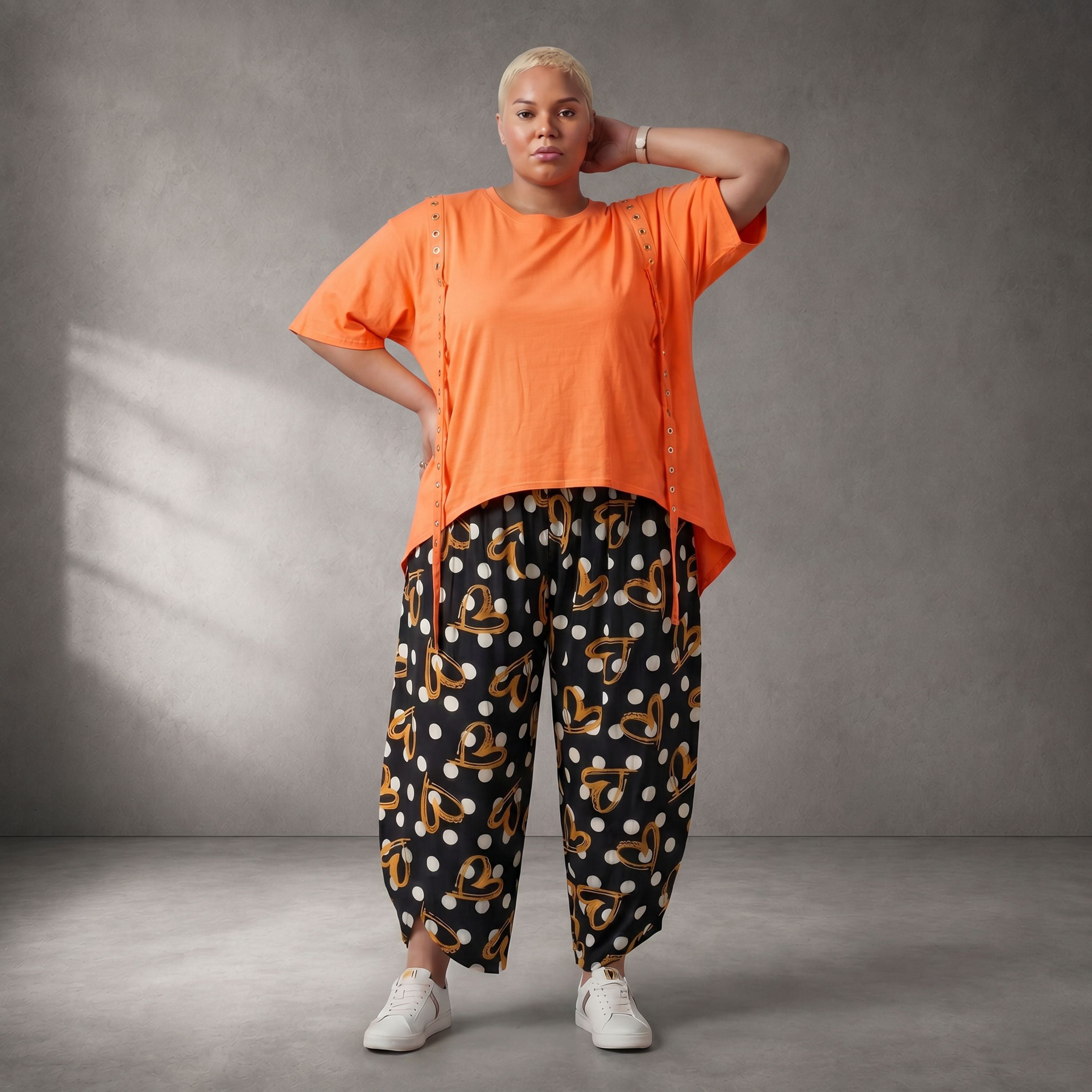 Kastiges Kurzarmshirt in leuchtendem Neonorange mit Rundhalsausschnitt und Ösenbanddetail