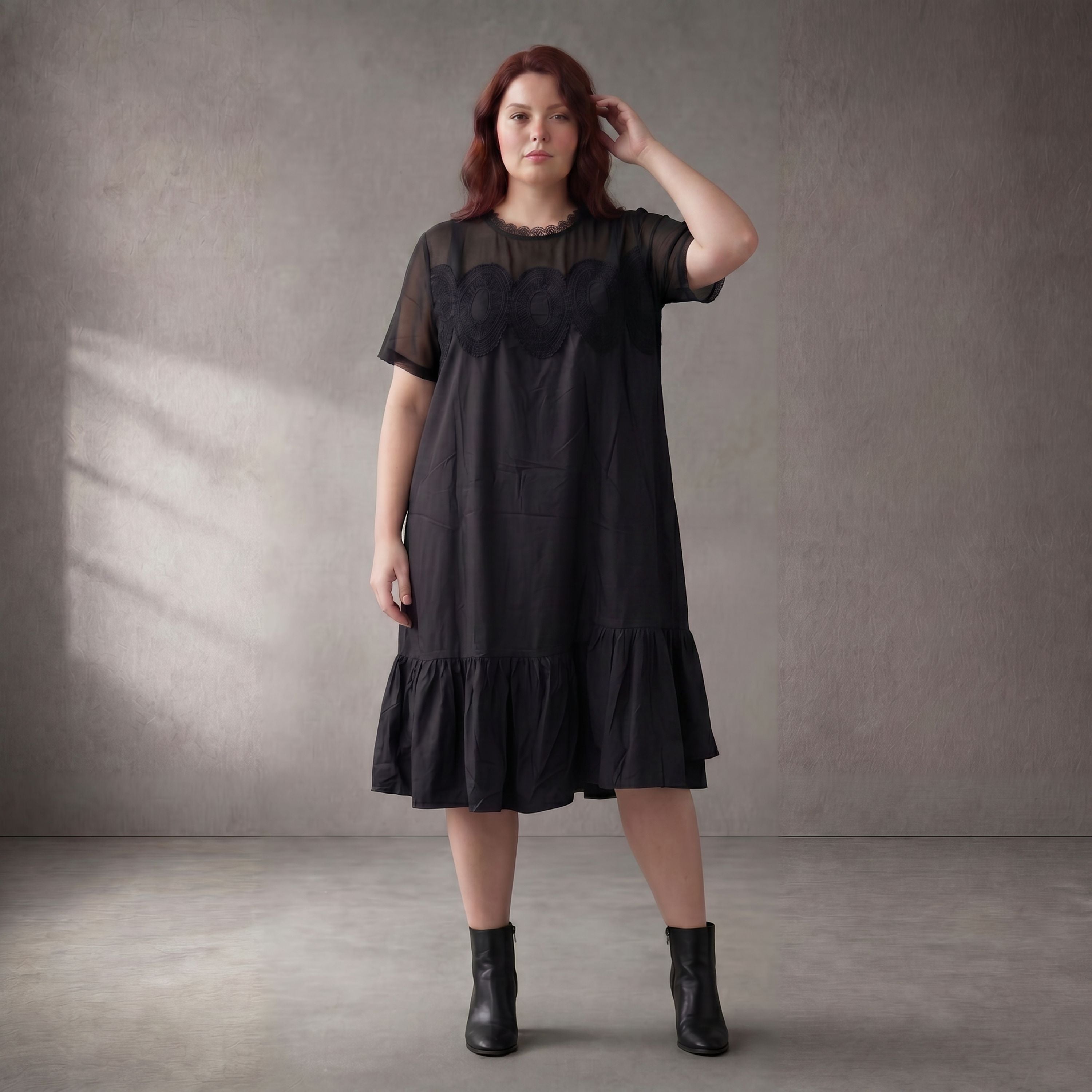 Schwarz fliessendes ALinien Kleid mit Spitze und Chiffon luftig zeitlos elegant leicht