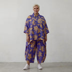 Ballonhose aus luftiger Popeline in Lila Sand mit Klecksemuster und aufgesetzten Taschen