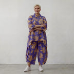 Ballonhose aus luftiger Popeline in Lila Sand mit Klecksemuster und aufgesetzten Taschen