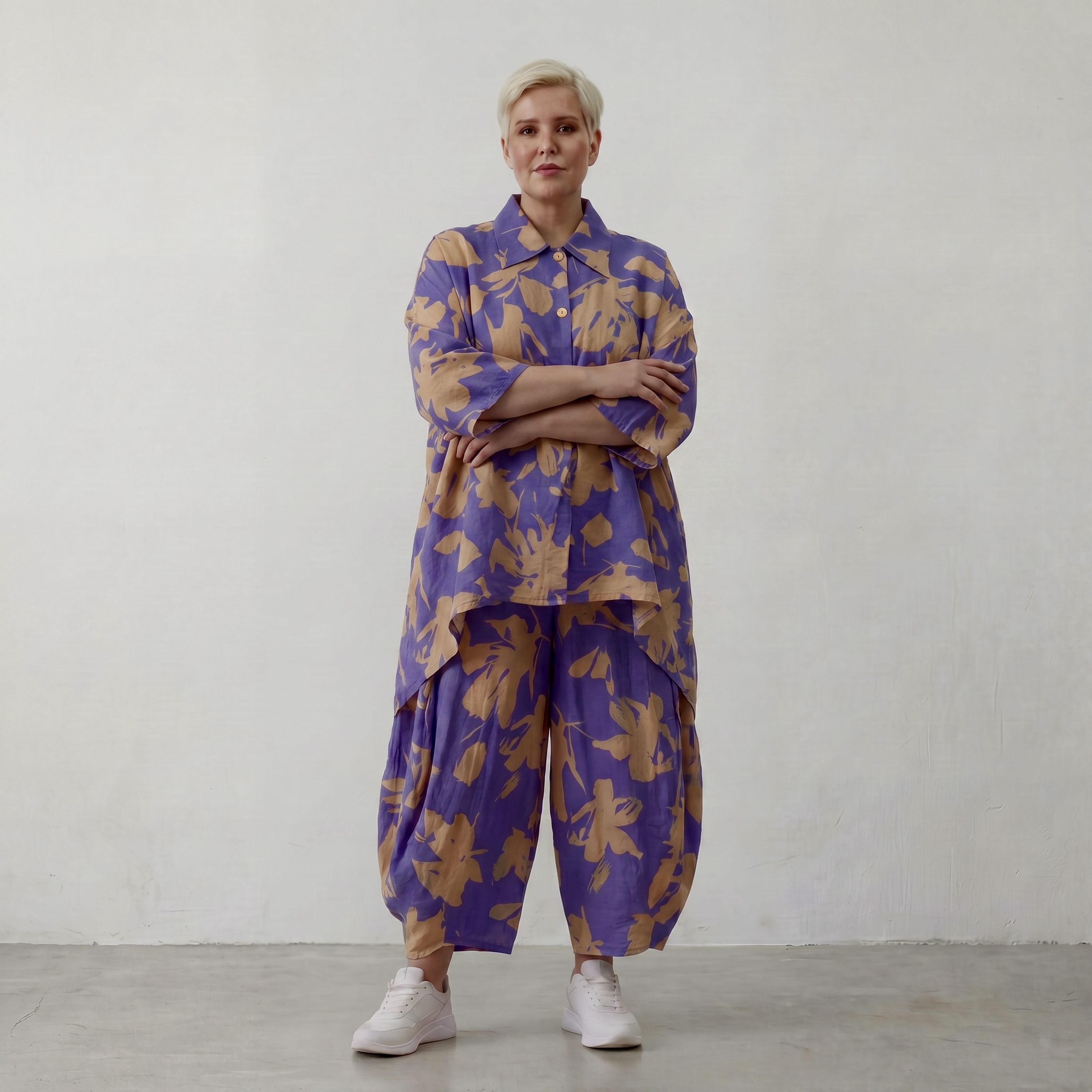 Ballonhose aus luftiger Popeline in Lila Sand mit Klecksemuster und aufgesetzten Taschen