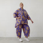 Ballonhose aus luftiger Popeline in Lila Sand mit Klecksemuster und aufgesetzten Taschen