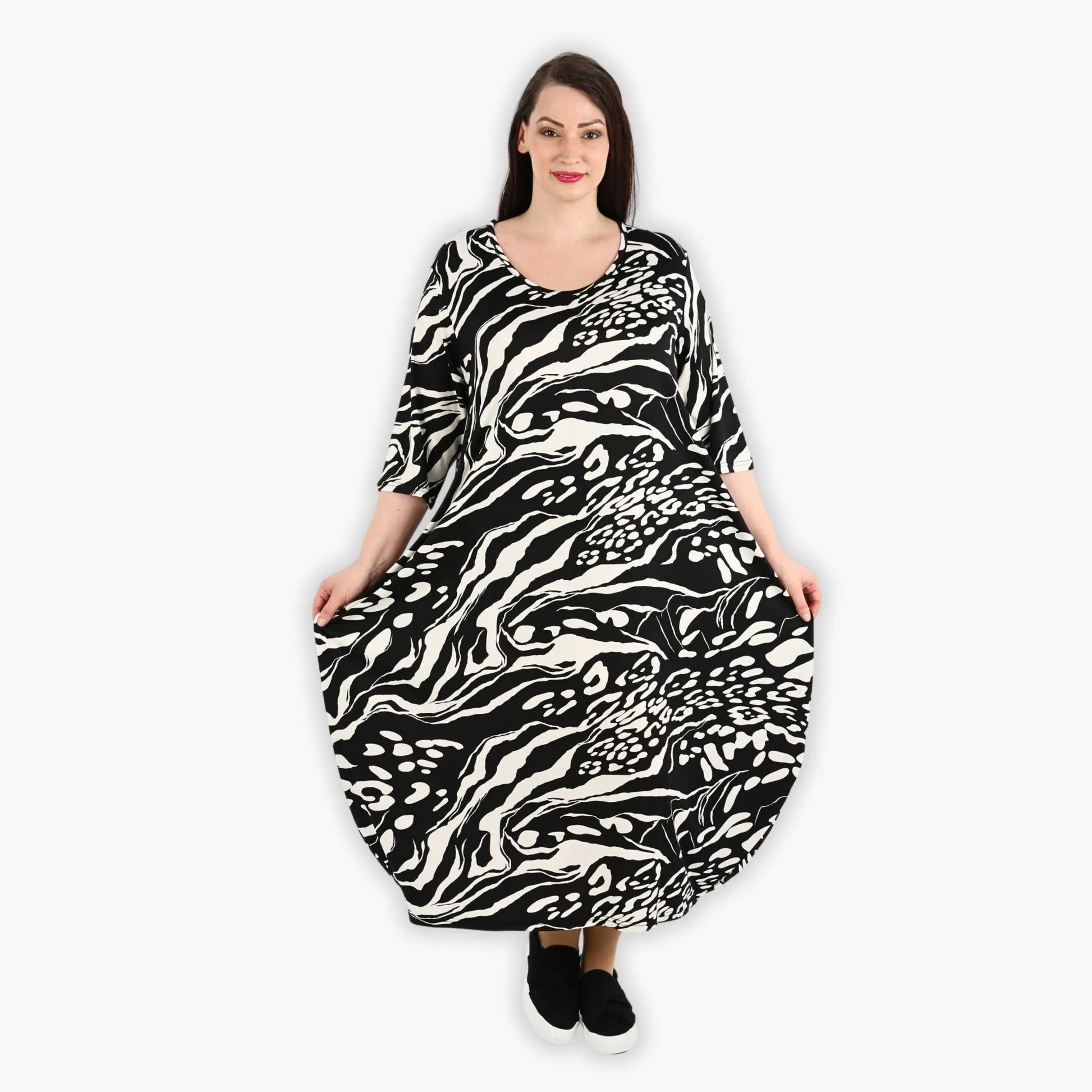  Ballonkleid mit zeitlosem Lagenlook in Schwarz und Ecru, ideal für lässige Plus Size Outfits