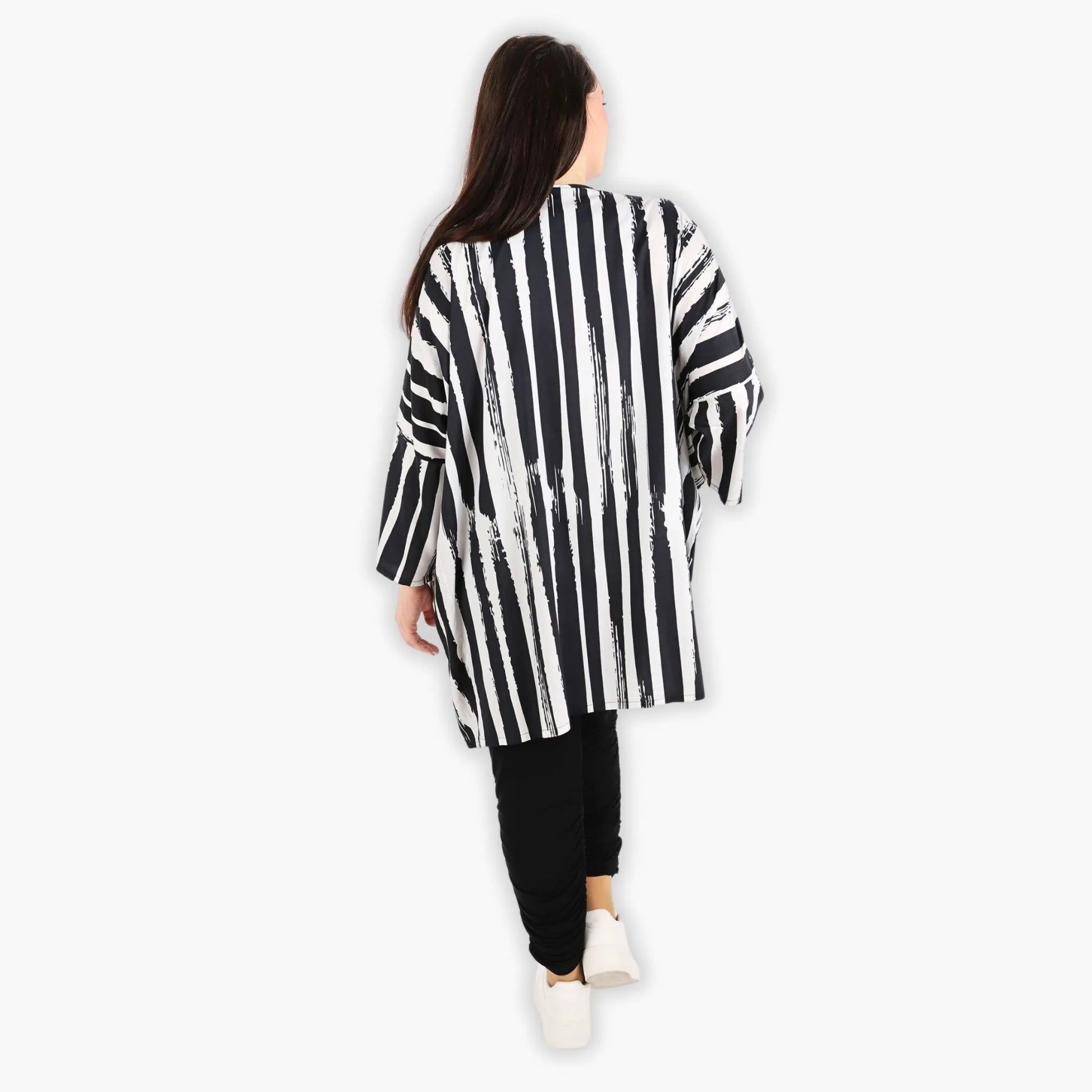  Oversize Big Shirt in klassischem Schwarz-Weiß mit 3/4-Ärmeln und praktischen Nahttaschen