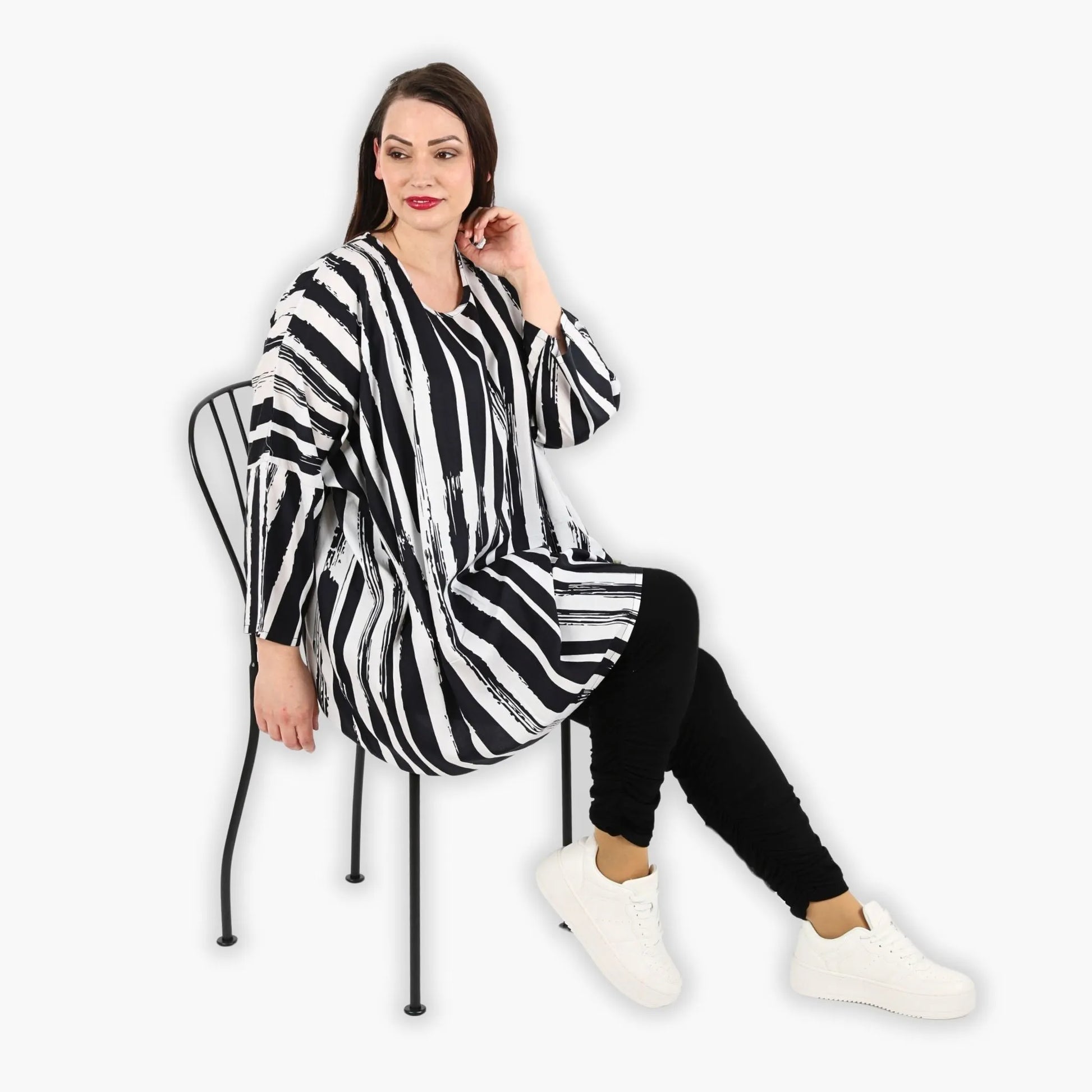  Oversize Big Shirt in klassischem Schwarz-Weiß mit 3/4-Ärmeln und praktischen Nahttaschen