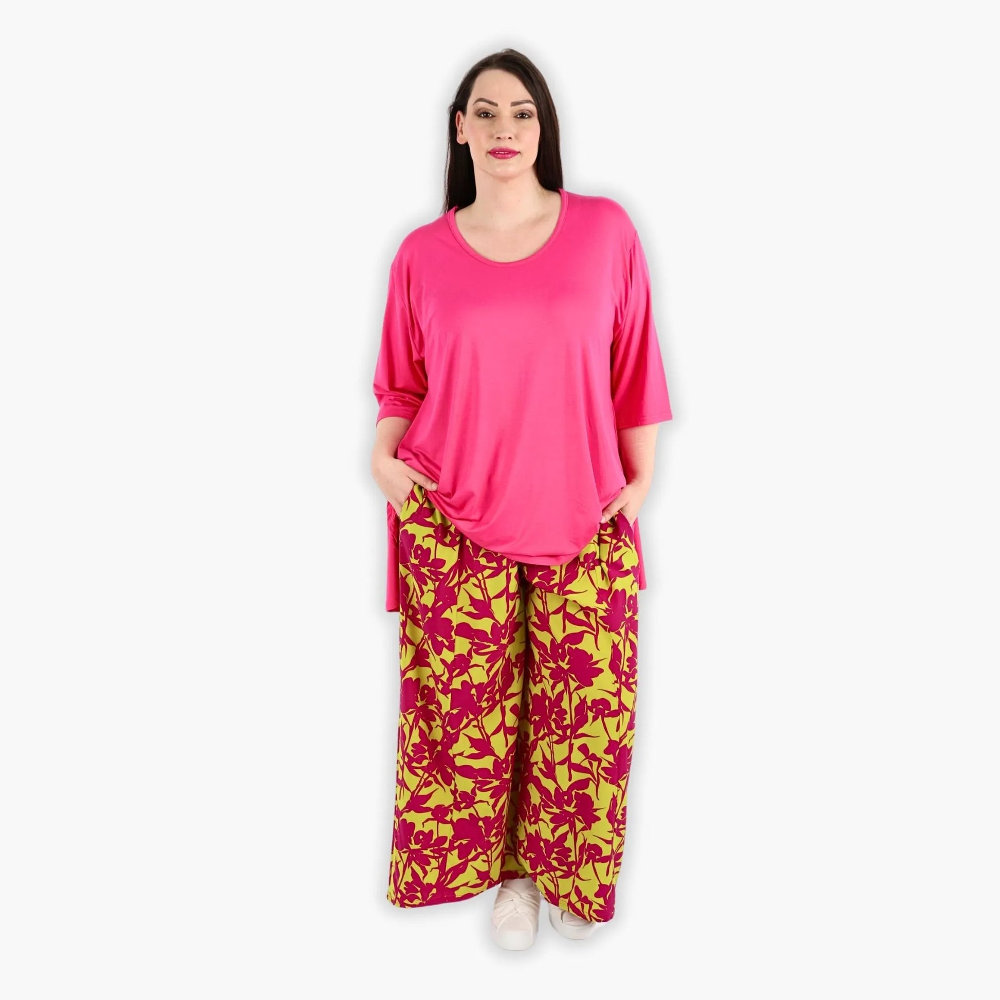  Marlene Hose aus fließender Viskose in trendigem Lila mit floralem Muster für Plus Size Fashion