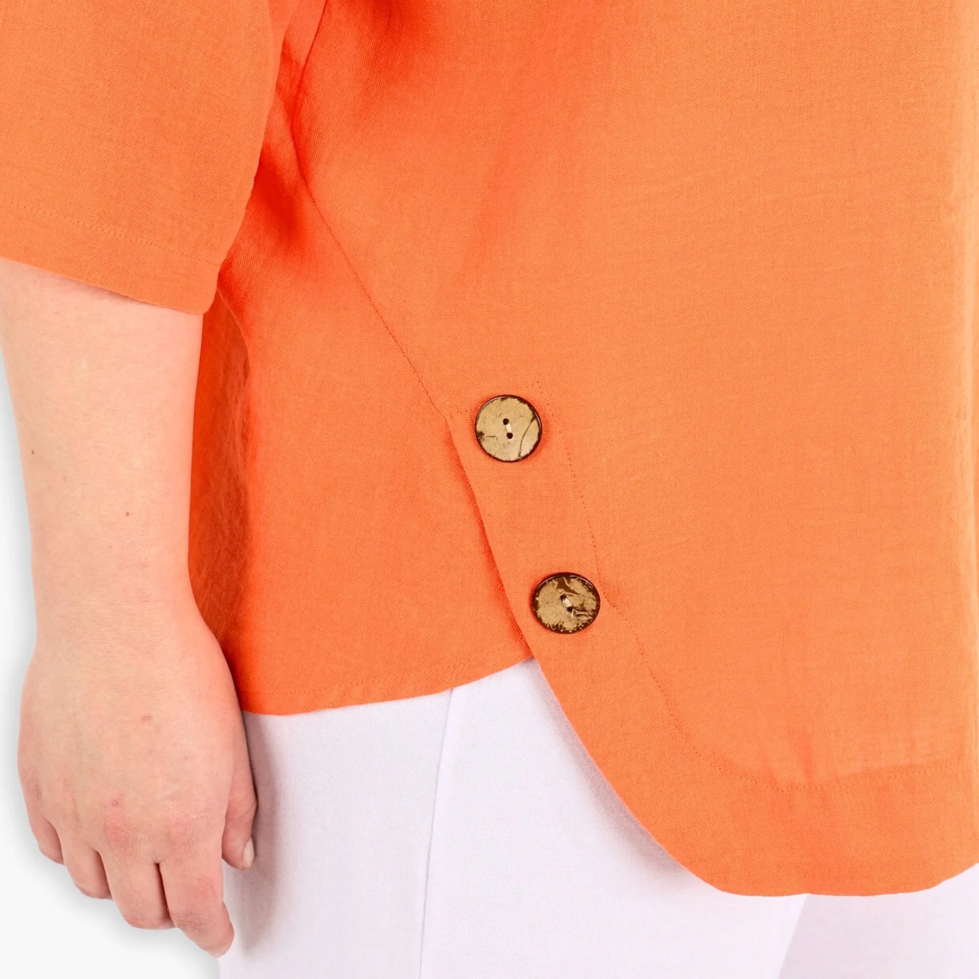  Oversized Shirt in frischem Orange aus leichtem Viskose-Mix mit coolen Holzknöpfen und Taschen