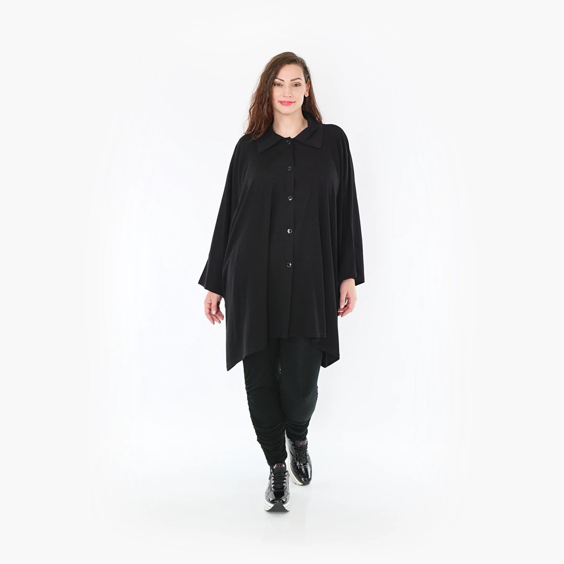  Moderne schwarze Bluse aus leichtem Viskose-Popeline für Plus Size und Curvy Mode