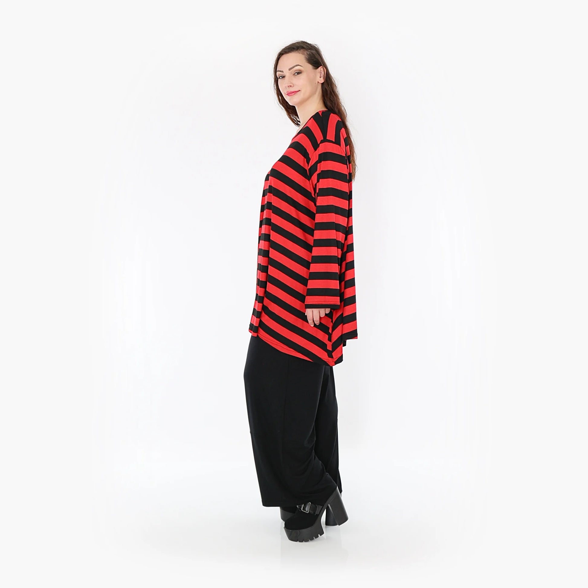  Stylisches Oversize Big A-Form Shirt mit Schwarz-Rot Blockstreifen für Plus Size und Curvy-Fashion