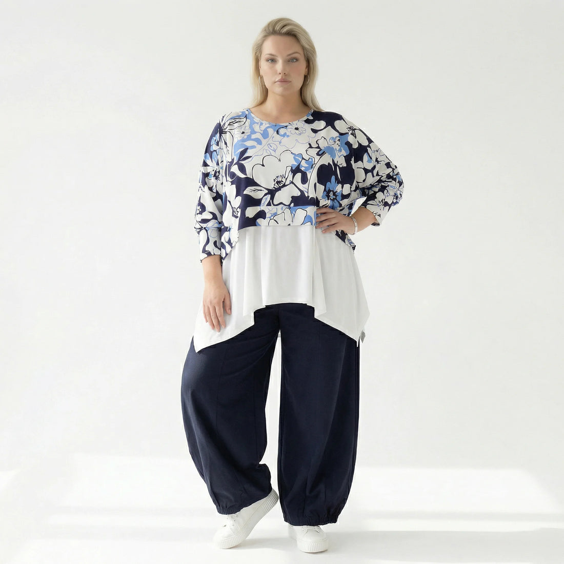  AKH Fashion Überwurf in kastiger Form, aus Viskose, 1574.07011, Weiß/Marine/Blau, Blumen