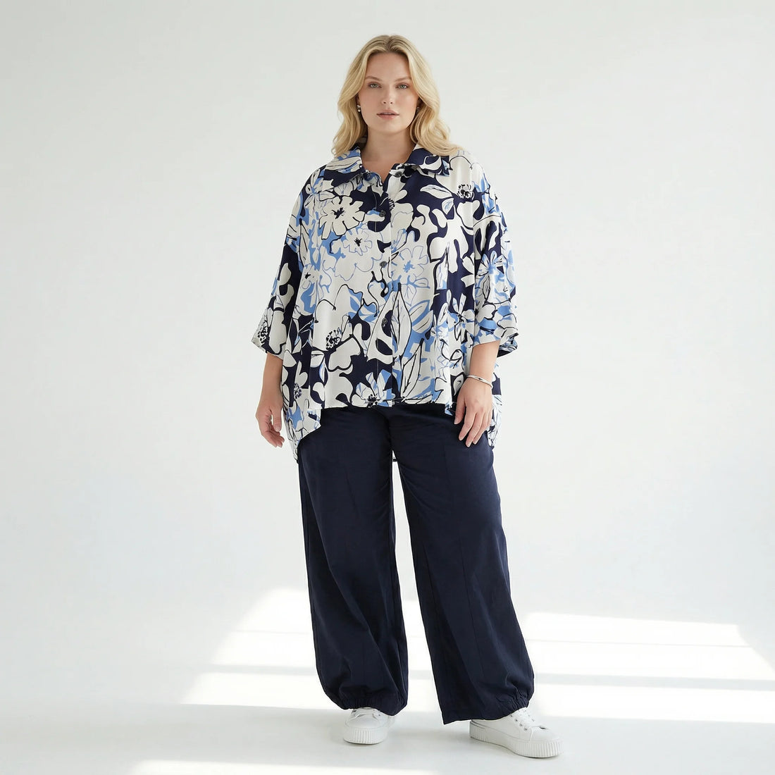  AKH Fashion Jacke in gerundeter Form, aus Viskose, 1574.07092, Weiß/Marine/Blau, Blumen