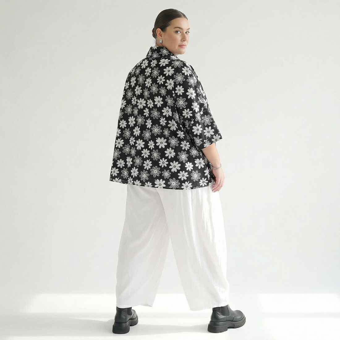  AKH Fashion Jacke in gerundeter Form, aus Viskose, 1575.07092, Schwarz/Weiß, Blumen