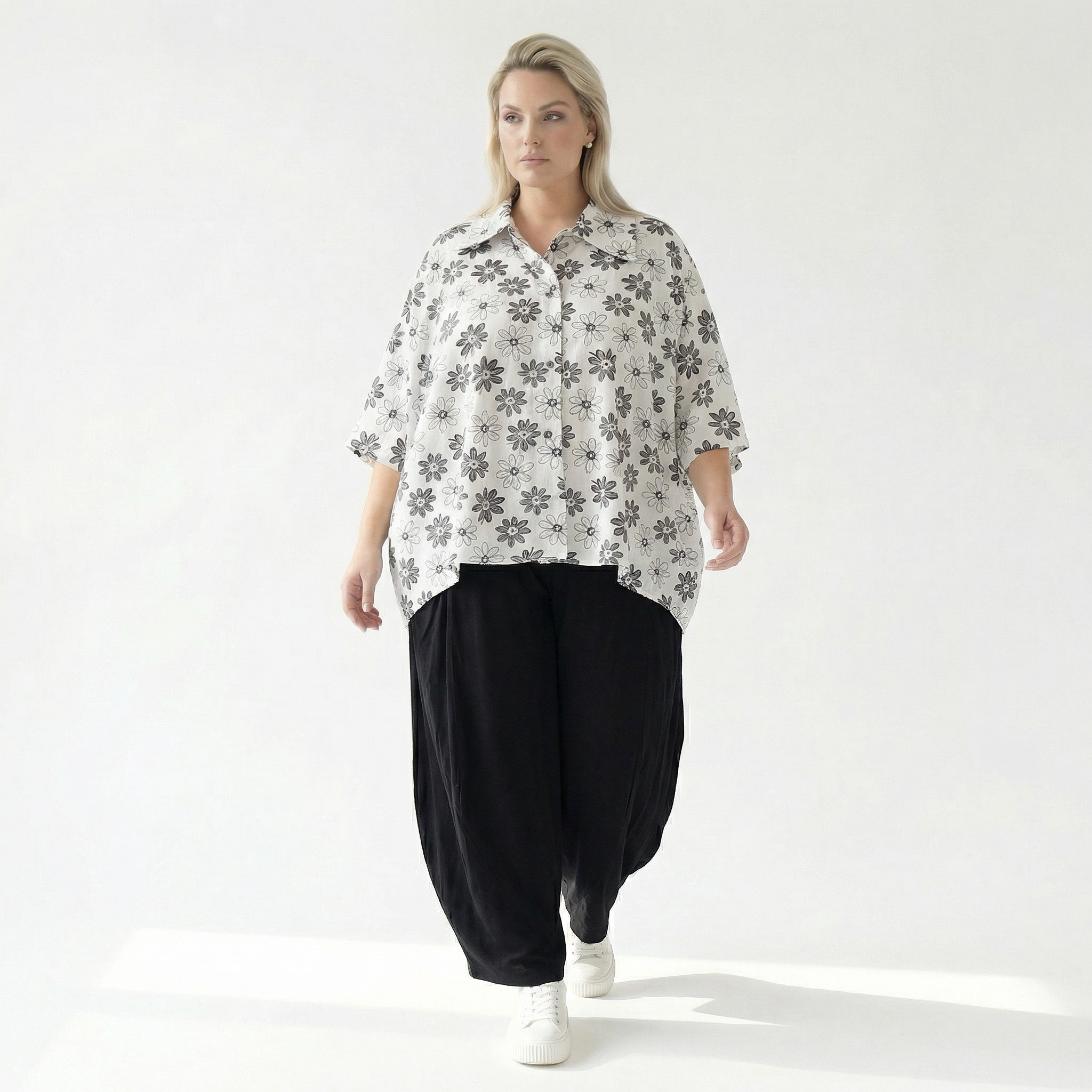  AKH Fashion Jacke in gerundeter Form, aus Viskose, 1575.07092, Weiß/Schwarz, Blumen