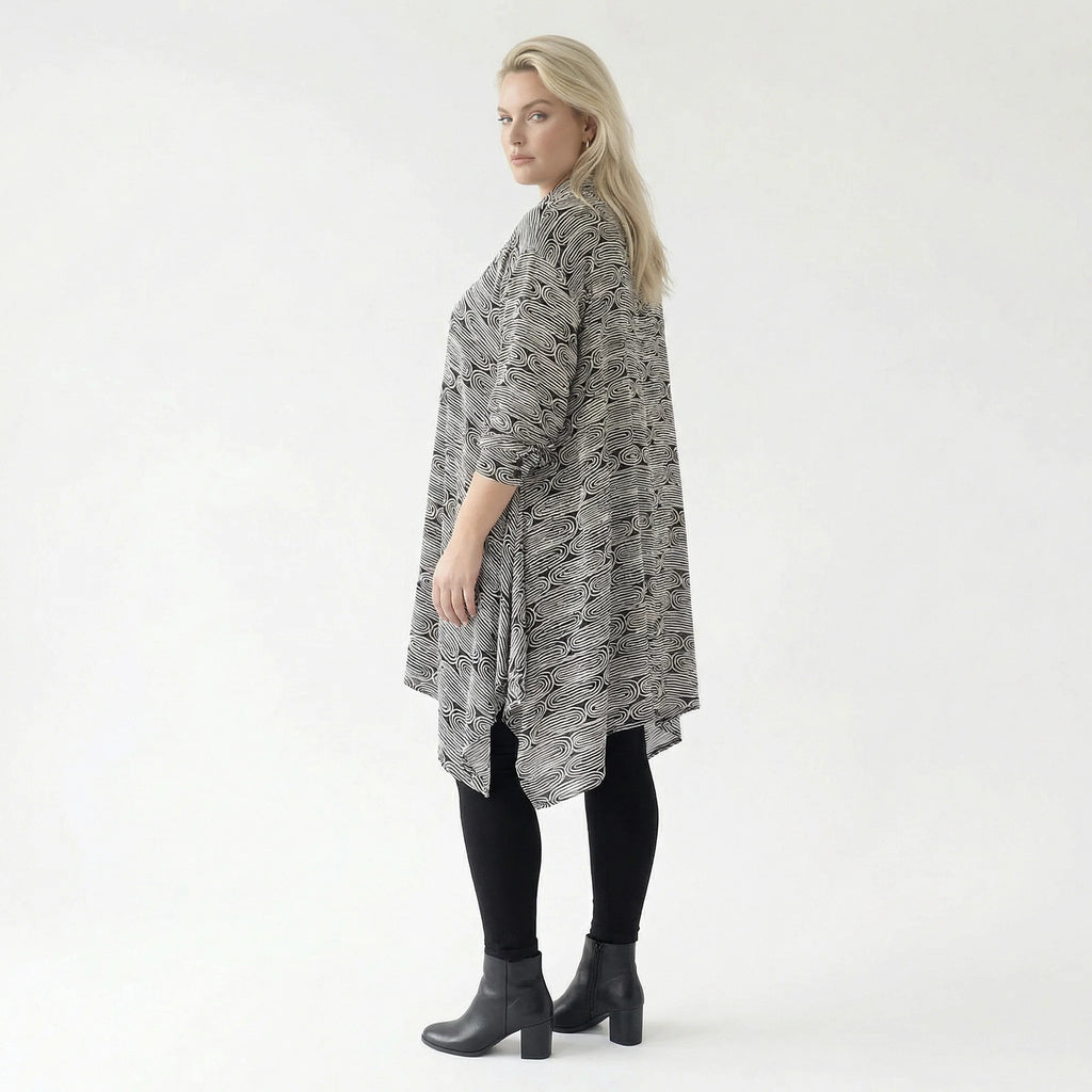 Luftige Kreppjacke in ausgefallenem Lagenlook mit moderner A-Form und zipfeligem Schnitt, Schwarz/Weiß