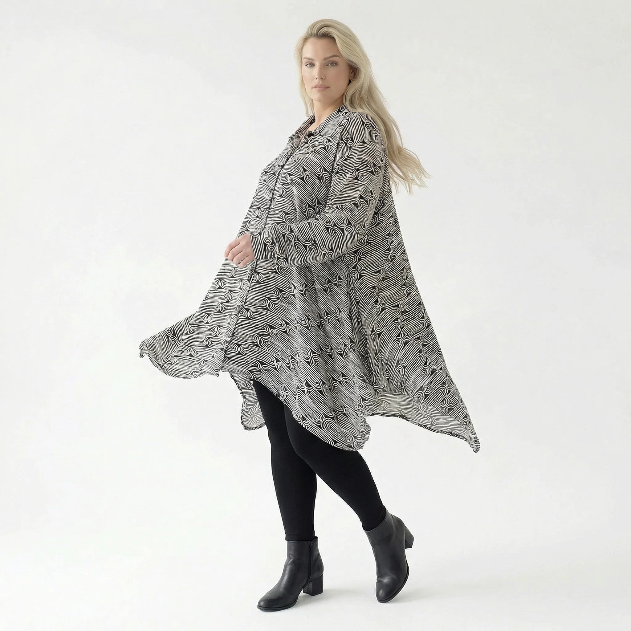 Luftige Kreppjacke in ausgefallenem Lagenlook mit moderner A-Form und zipfeligem Schnitt, Schwarz/Weiß