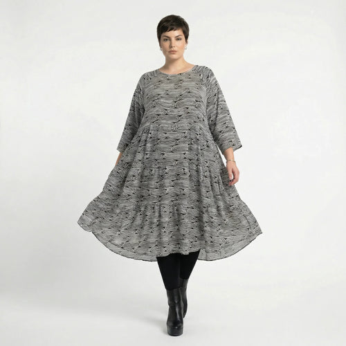 Hauchzartes Ballon Kleid im legeren Lagenlook aus fließender Viskose mit Stufenschnitt, Schwarz/Weiß