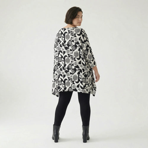 Ausgefallenes Oversize Shirt aus elastischem Traveller Material mit grafischem Muster, Weiß/Schwarz