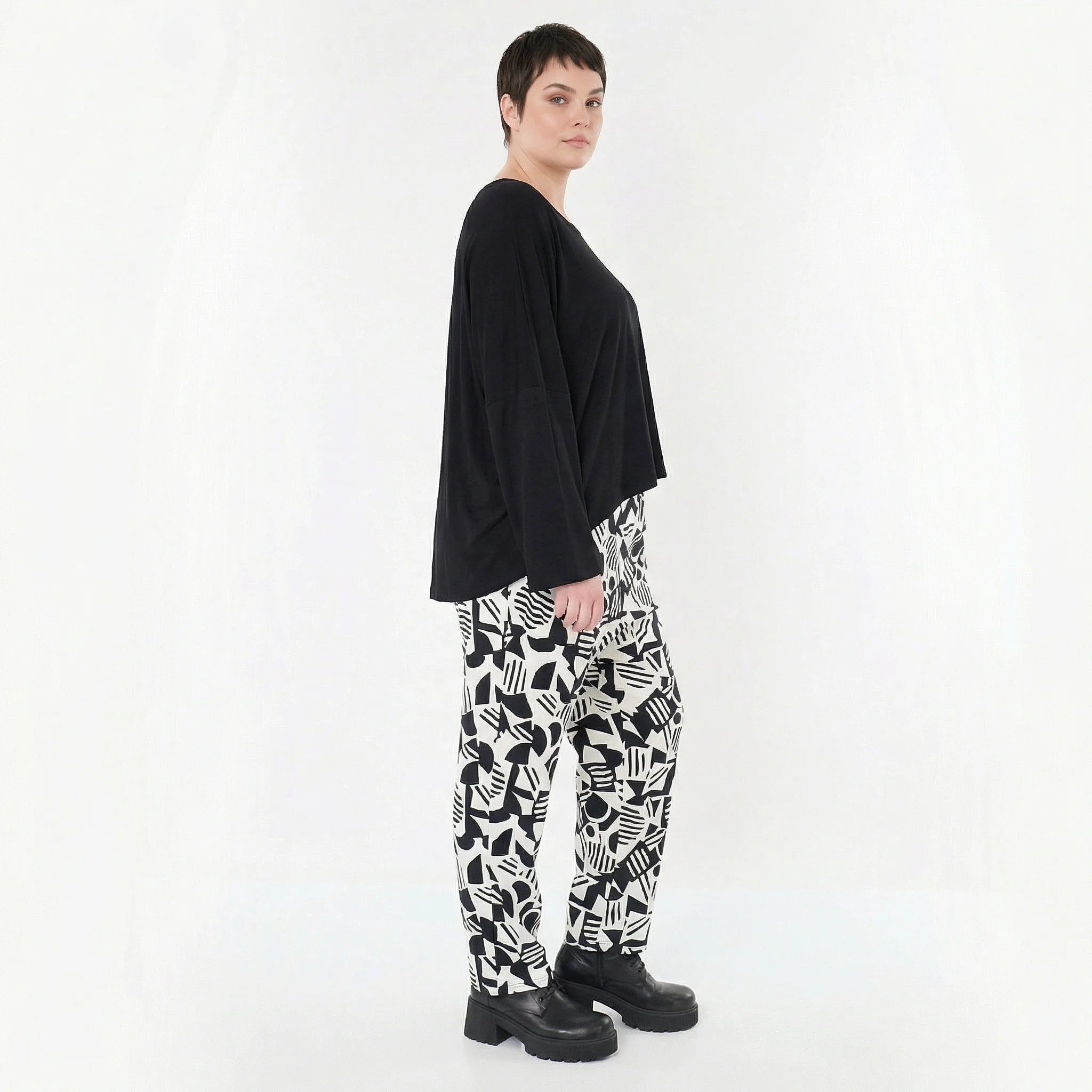 Ausgefallene Karottenhose aus stretchigem Bengaline Traveller Material im legeren Lagenlook, Weiß/Schwarz