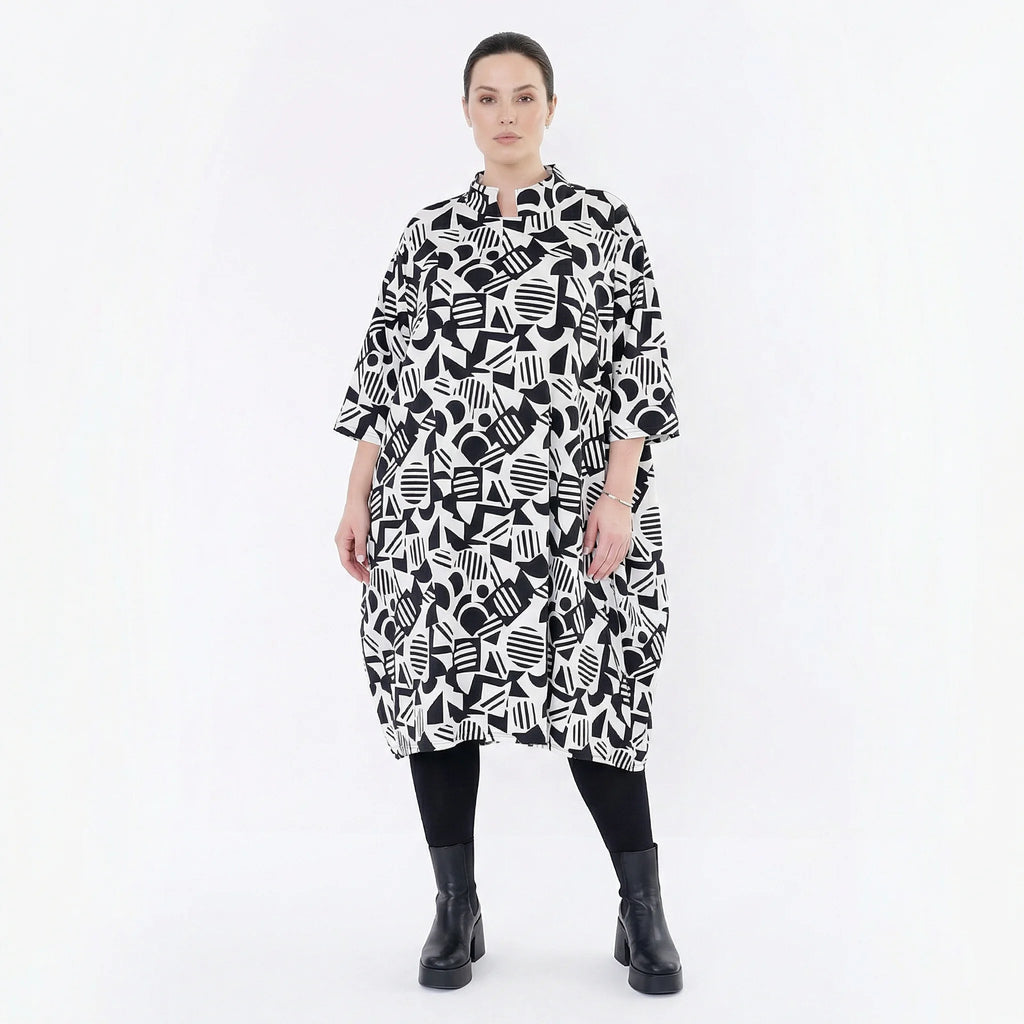 Ausgefallenes Ballon Kleid im legeren Lagenlook aus stretchigem Material mit Stehkragen, Weiß/Schwarz