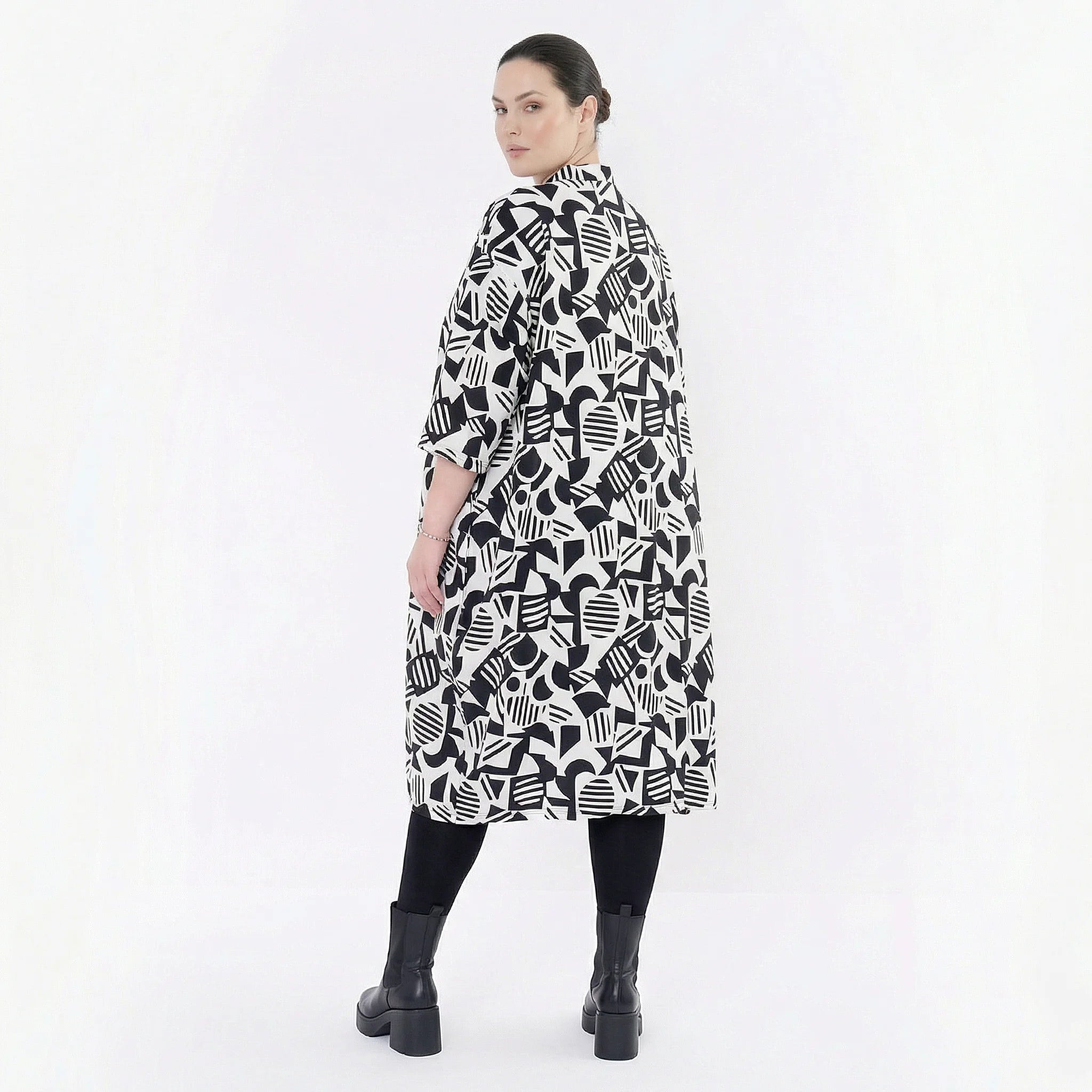 Ausgefallenes Ballon Kleid im legeren Lagenlook aus stretchigem Material mit Stehkragen, Weiß/Schwarz