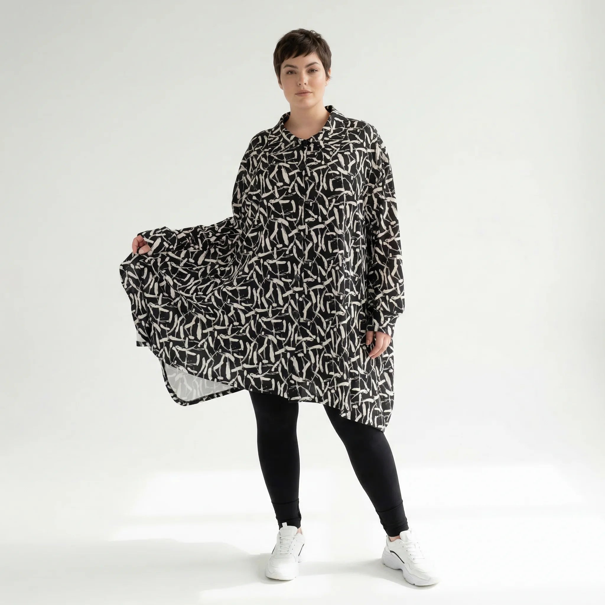 Ausgefallene Oversize Jacke in A-Form aus stretchig weichem Material im Lagenlook, Schwarz/Weiß