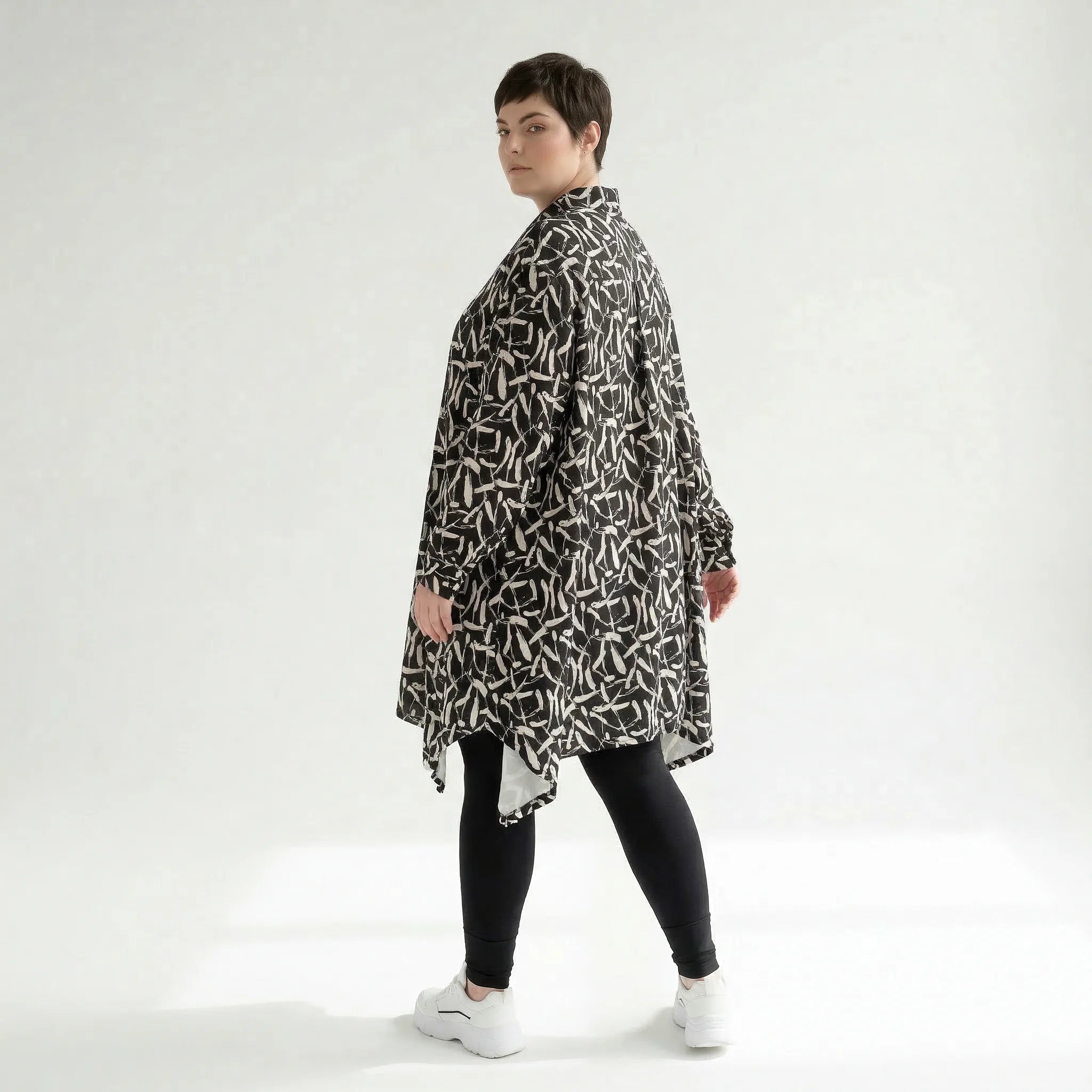 Ausgefallene Oversize Jacke in A-Form aus stretchig weichem Material im Lagenlook, Schwarz/Weiß