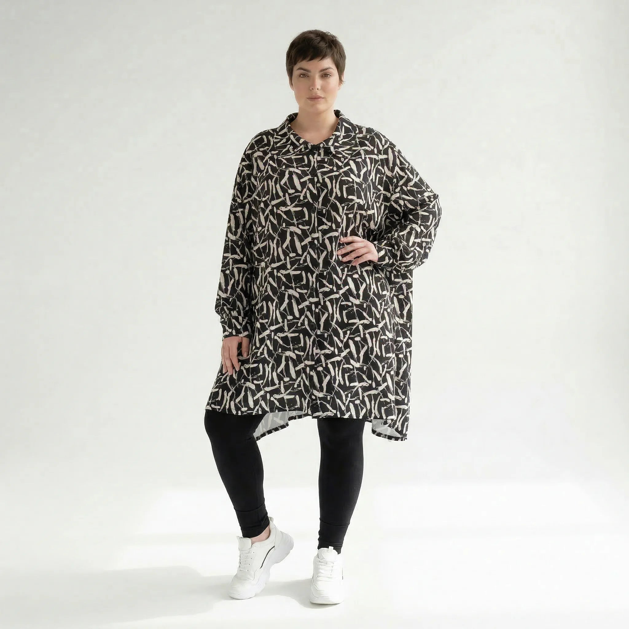 Ausgefallene Oversize Jacke in A-Form aus stretchig weichem Material im Lagenlook, Schwarz/Weiß
