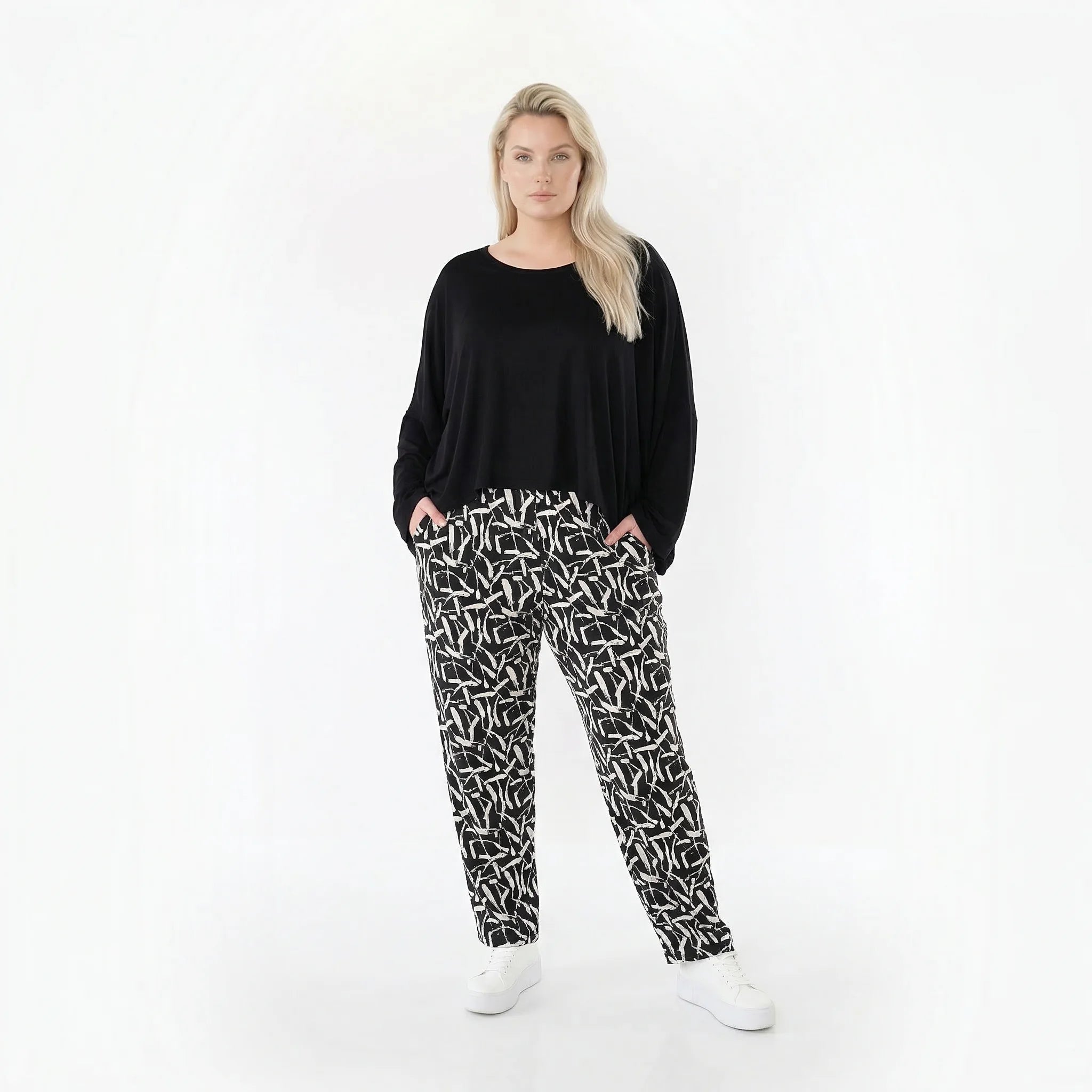 Ausgefallene Karottenhose im Lagenlook mit stretchigem, fein glattem Charakter, Pinselstrich-Muster, Schwarz/Weiß