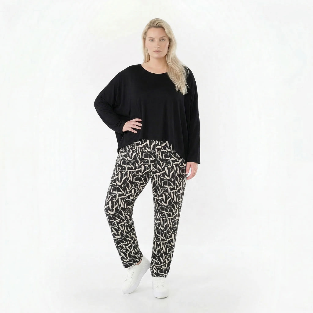 Ausgefallene Karottenhose im Lagenlook mit stretchigem, fein glattem Charakter, Pinselstrich-Muster, Schwarz/Weiß