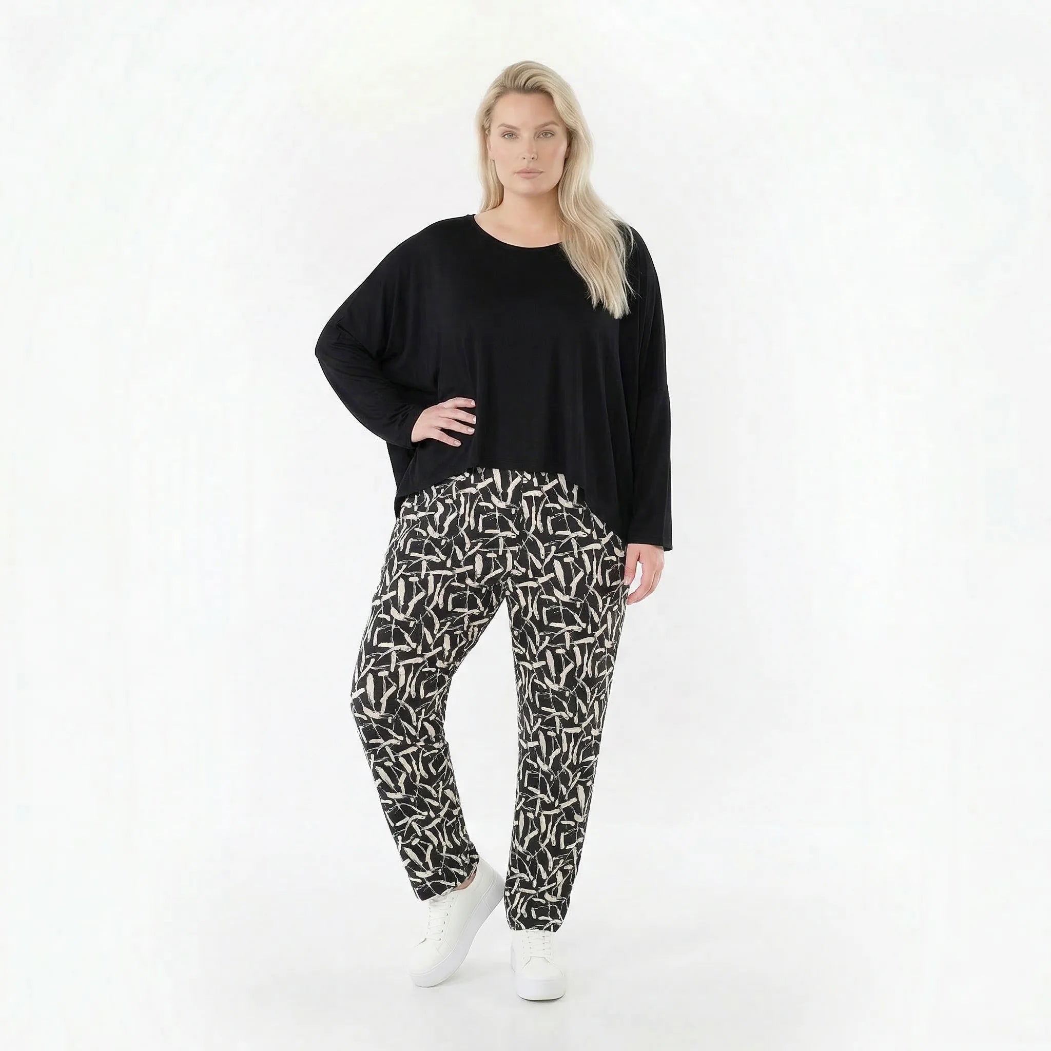 Ausgefallene Karottenhose im Lagenlook mit stretchigem, fein glattem Charakter, Pinselstrich-Muster, Schwarz/Weiß