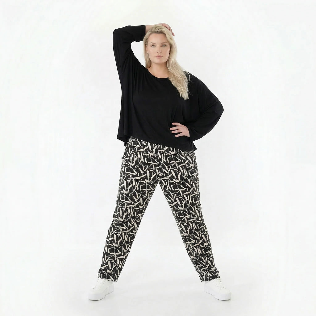 Ausgefallene Karottenhose im Lagenlook mit stretchigem, fein glattem Charakter, Pinselstrich-Muster, Schwarz/Weiß