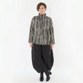 Luftige Oversize Lagenlook Jacke mit Stehkragen und ausgefallenen Blockstreifen, Schwarz/Weiß
