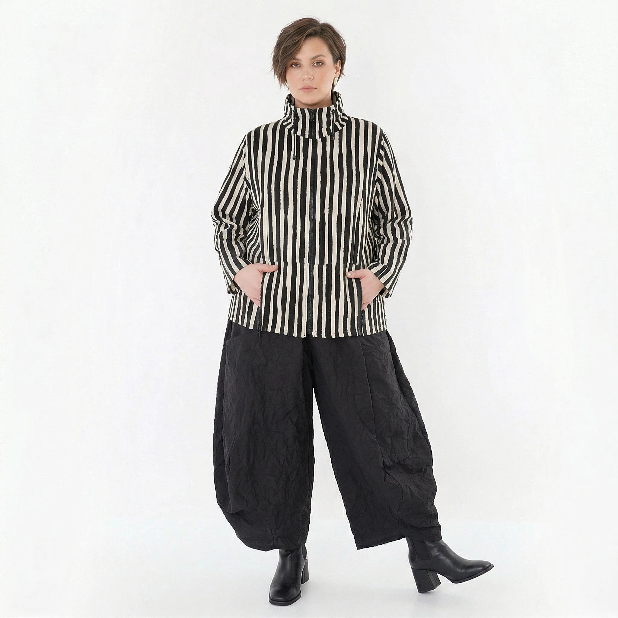 Luftige Oversize Lagenlook Jacke mit Stehkragen und ausgefallenen Blockstreifen, Schwarz/Weiß