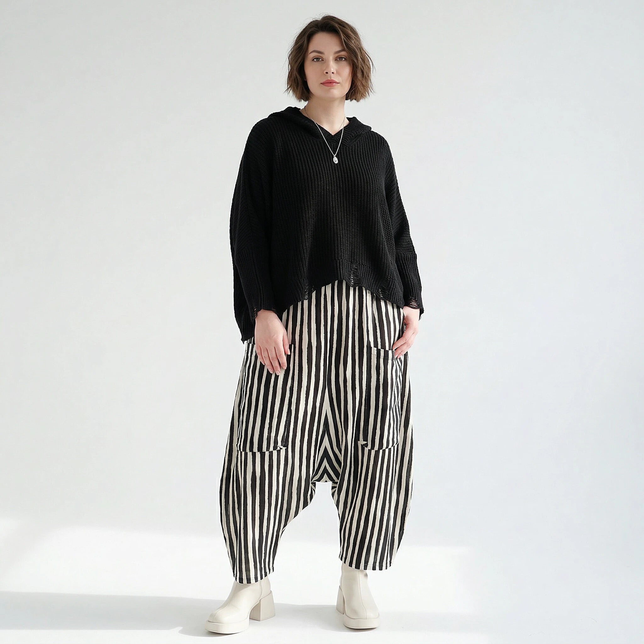 Luftige Haremhose mit tiefem Schritt, ausgefallenem Lagenlook und Blockstreifen, Schwarz/Weiß