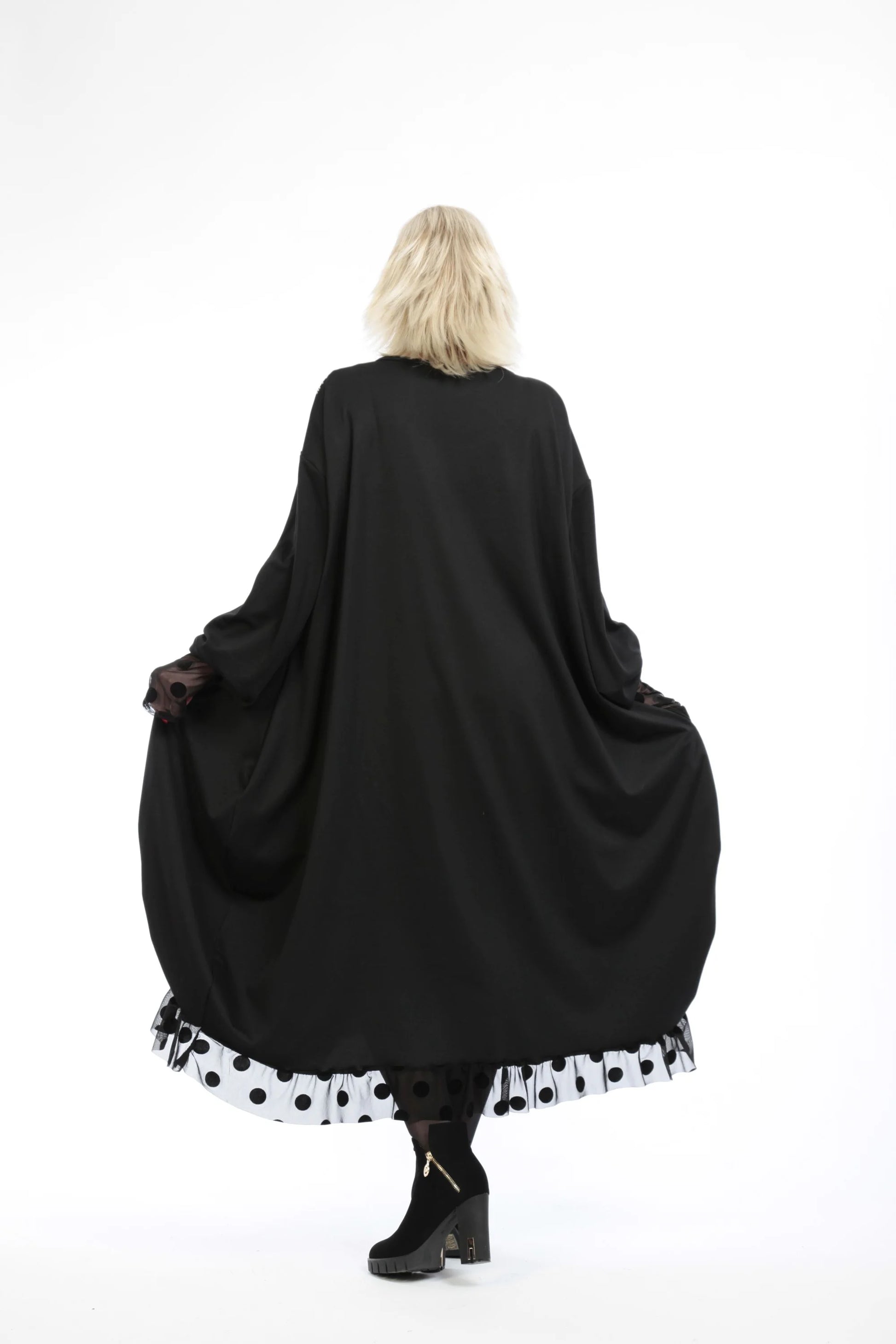  Ballonkleid im Lagenlook mit Punkten und Pinselstrich-Muster für lässigen Oversize-Style