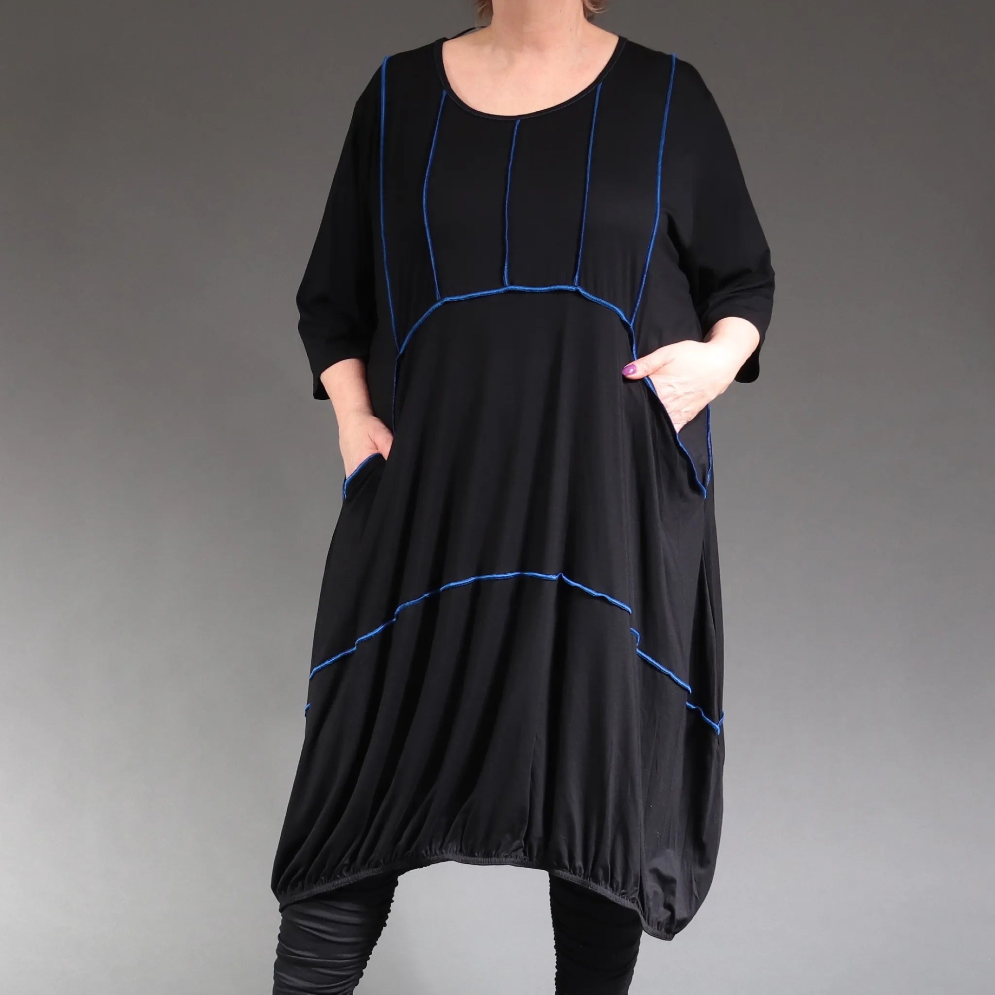  Ballonkleid in Schwarz-Blau aus weichem, leichtem Jersey für einen lässigen Lagenlook Plus Size