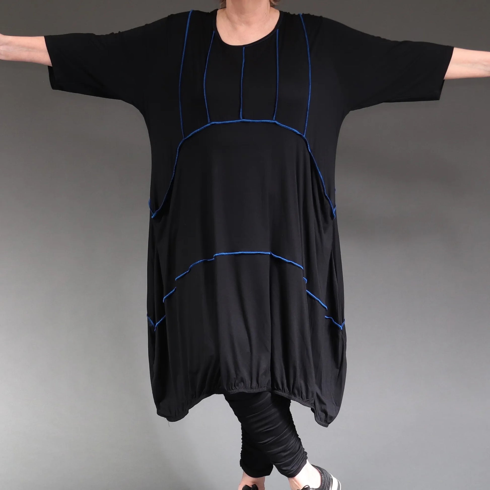  Ballonkleid in Schwarz-Blau aus weichem, leichtem Jersey für einen lässigen Lagenlook Plus Size