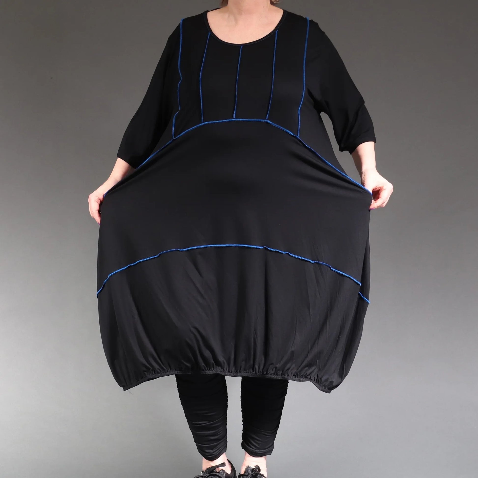  Ballonkleid in Schwarz-Blau aus weichem, leichtem Jersey für einen lässigen Lagenlook Plus Size