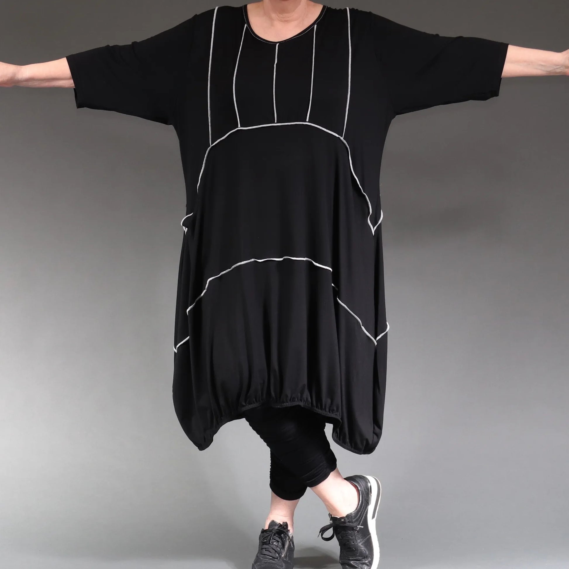  Ballonkleid mit Rundhalsausschnitt, 3/4-Ärmeln und Taschen aus leichtem dehnbarem Jersey in Plus Size