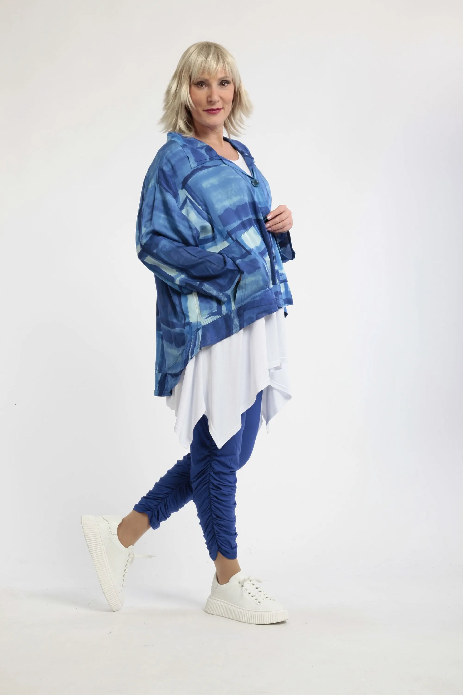  Lässige Jacke in leuchtendem Azurblau mit 3/4-Ärmeln und praktischem Lagenlook für Plus Size Style