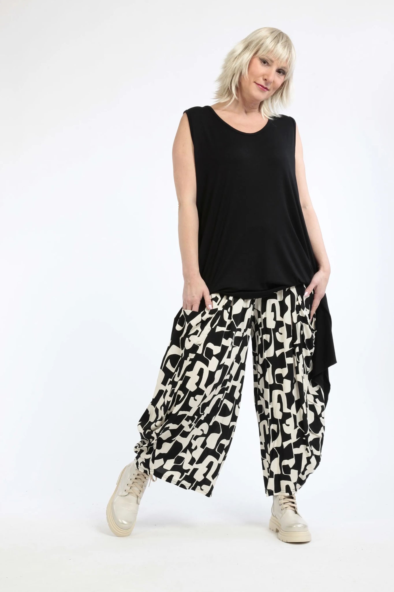  Stylische Ballonhose mit Schwarz-Ecru-Grafikmuster aus softer, leichter Viskose im Oversize-Schnitt